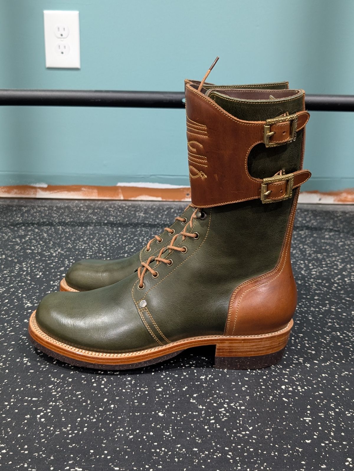 Photo by Roflround on October 1, 2025 of the Fortis Boots Custom Model in Indonesian Medium Brown Pull Up & Indonesian Olive.