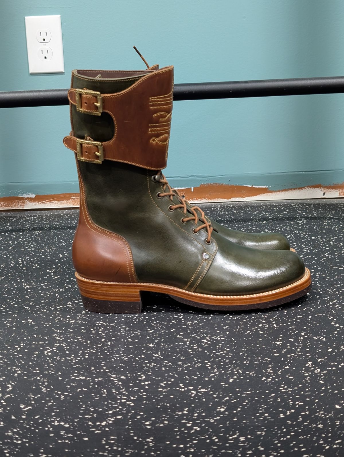 Photo by Roflround on October 1, 2025 of the Fortis Boots Custom Model in Indonesian Medium Brown Pull Up & Indonesian Olive.