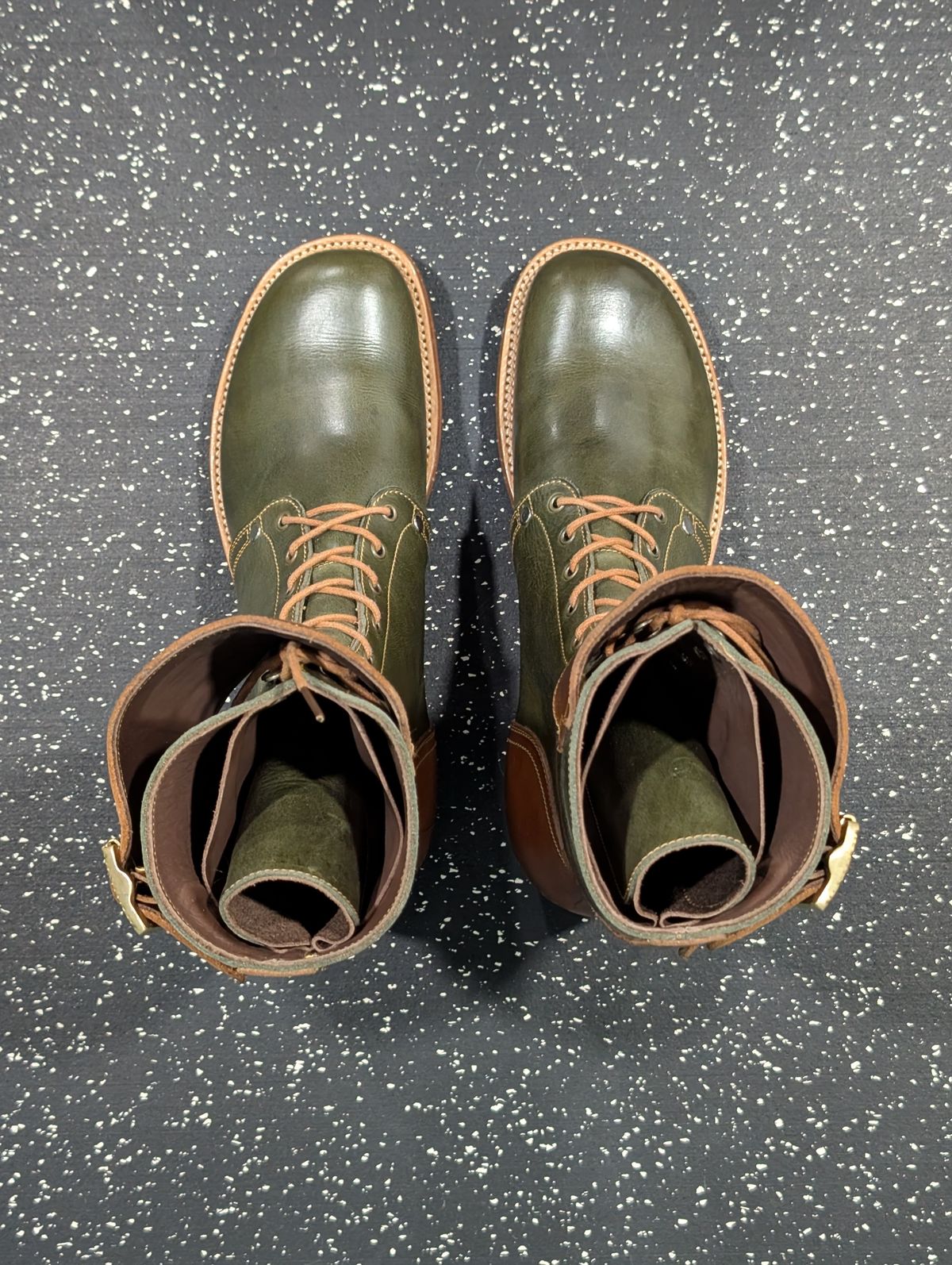 Photo by Roflround on October 1, 2025 of the Fortis Boots Custom Model in Indonesian Medium Brown Pull Up & Indonesian Olive.