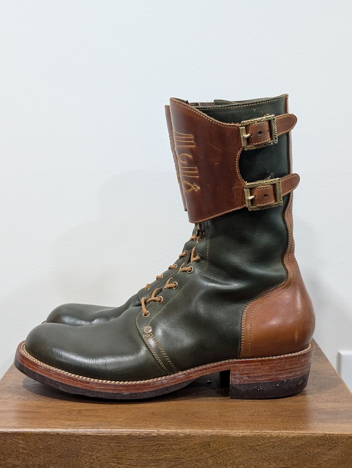Photo by Roflround on December 6, 2025 of the Fortis Boots Custom Model in Indonesian Medium Brown Pull Up & Indonesian Olive.