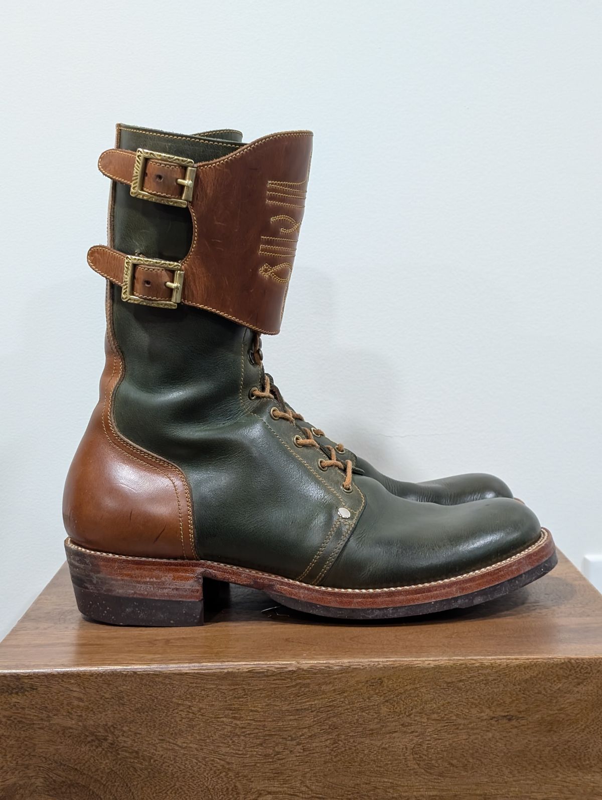 Photo by Roflround on December 6, 2025 of the Fortis Boots Custom Model in Indonesian Medium Brown Pull Up & Indonesian Olive.