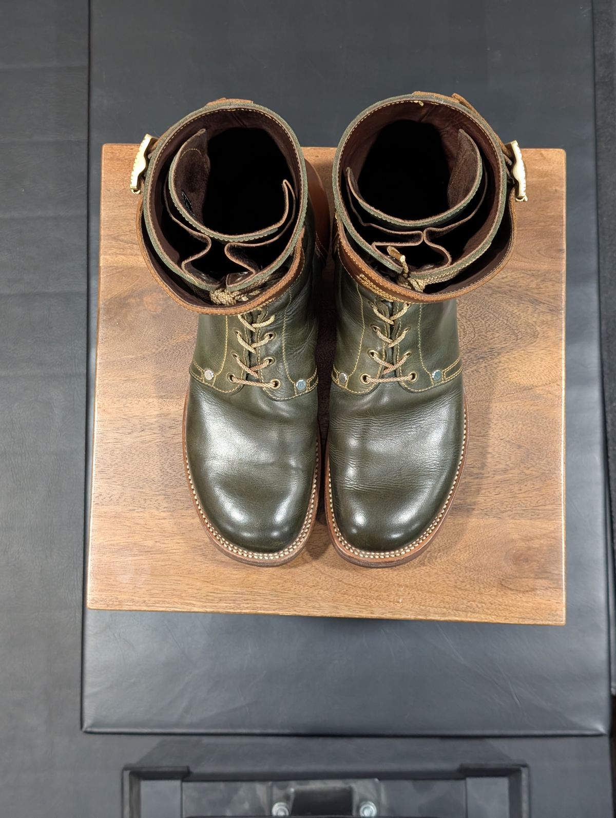 Photo by Roflround on February 6, 2026 of the Fortis Boots Custom Model in Indonesian Medium Brown Pull Up & Indonesian Olive.