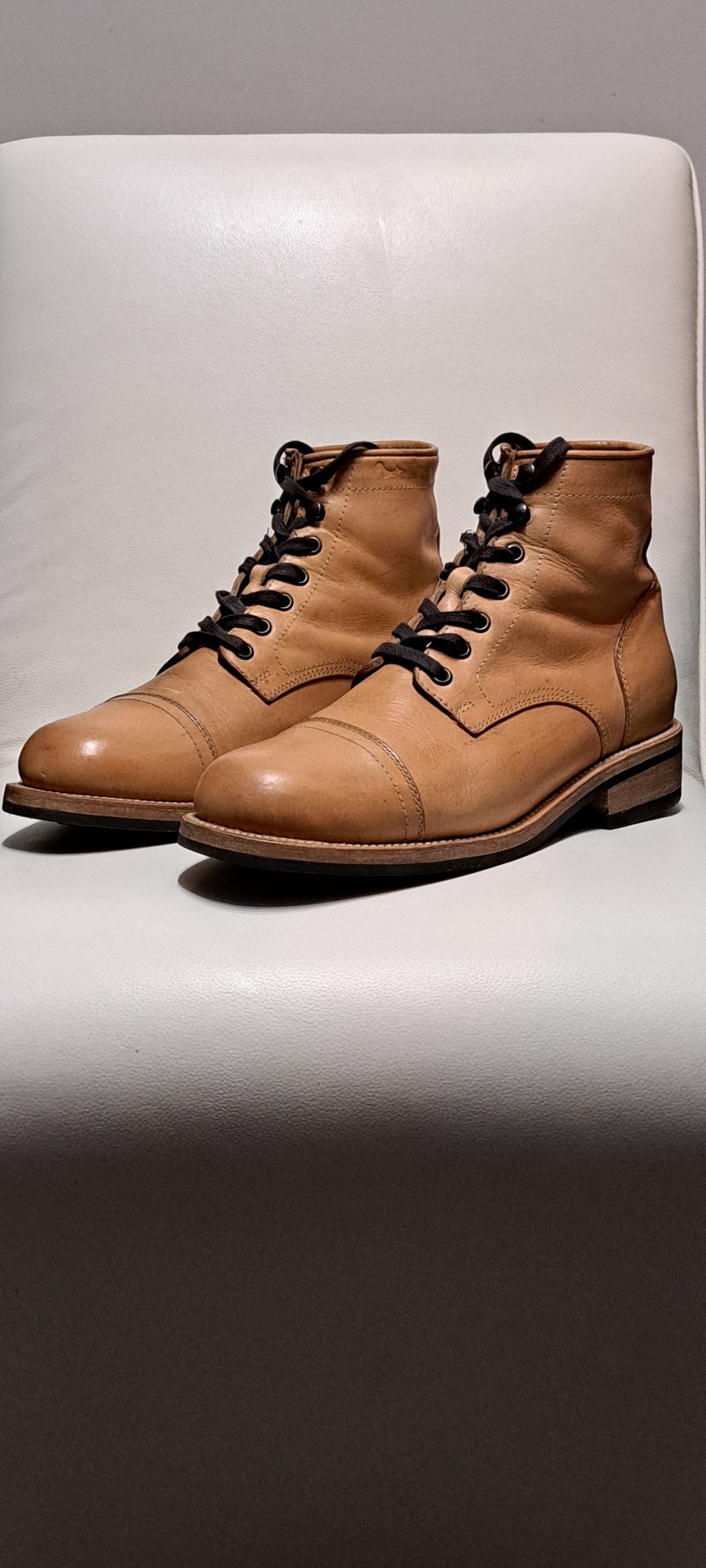 Photo by Roflround on November 3, 2023 of the Yor Boots Navigators in Unknown Leather.
