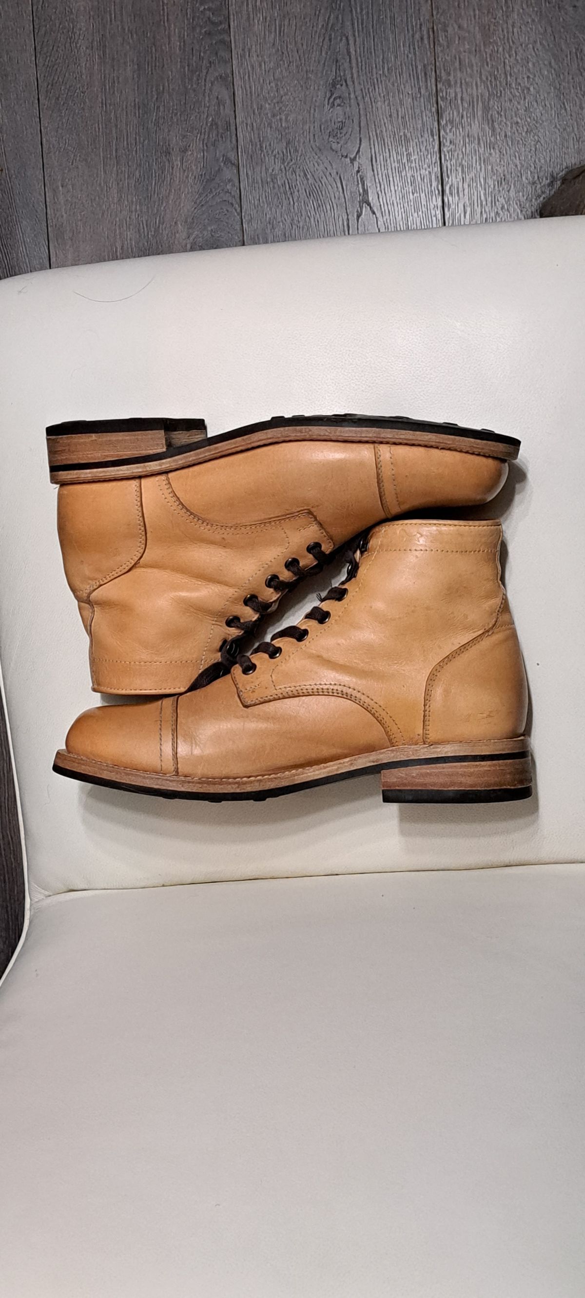 Photo by Roflround on November 3, 2023 of the Yor Boots Navigators in Unknown Leather.