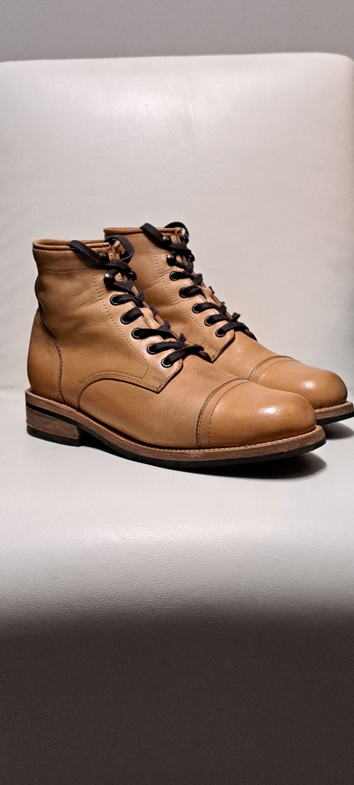 Photo by Roflround on November 3, 2023 of the Yor Boots Navigators in Unknown Leather.
