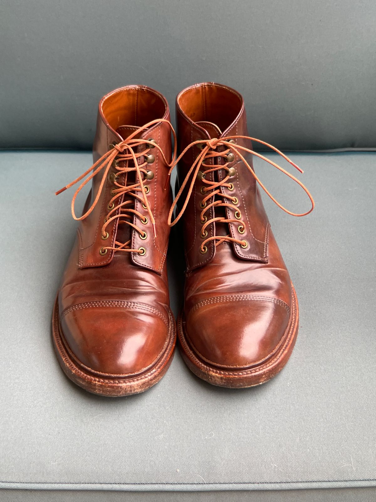 Photo by K_J_M_51 on January 2, 2023 of the Grant Stone Cap Toe Boot in Horween Marbled Color 8 Shell Cordovan.