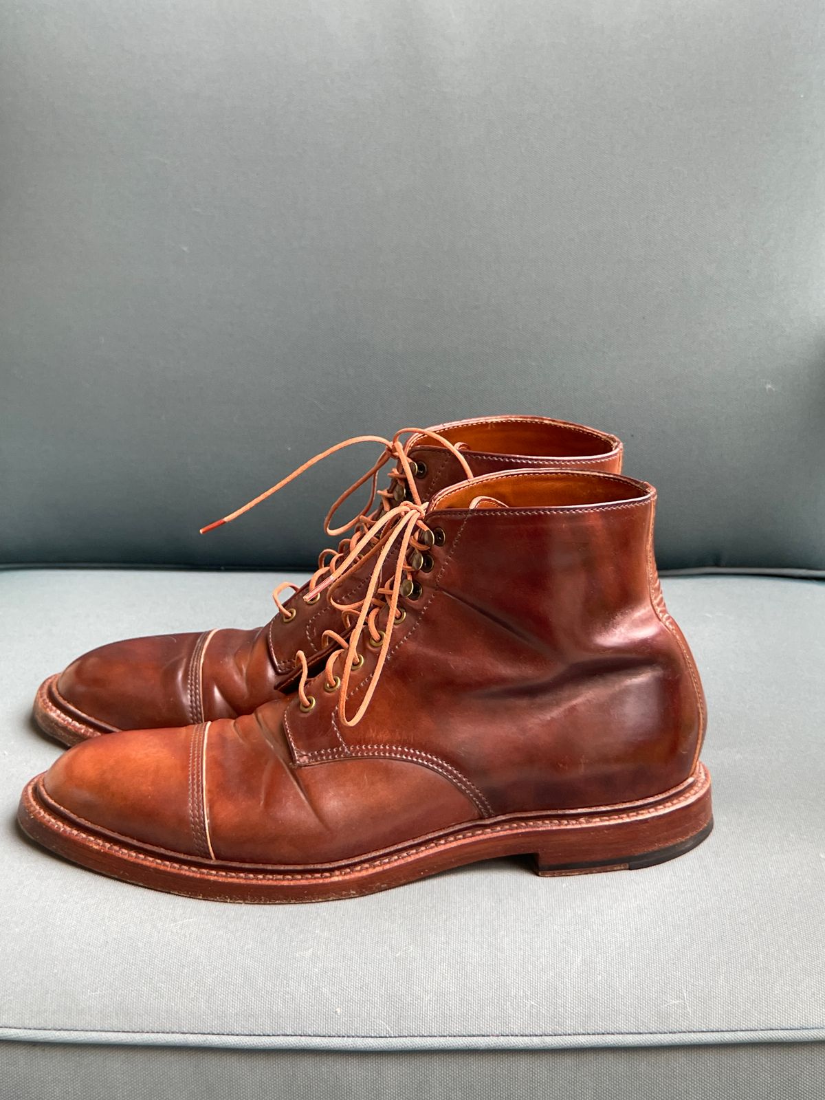 Photo by K_J_M_51 on January 2, 2023 of the Grant Stone Cap Toe Boot in Horween Marbled Color 8 Shell Cordovan.