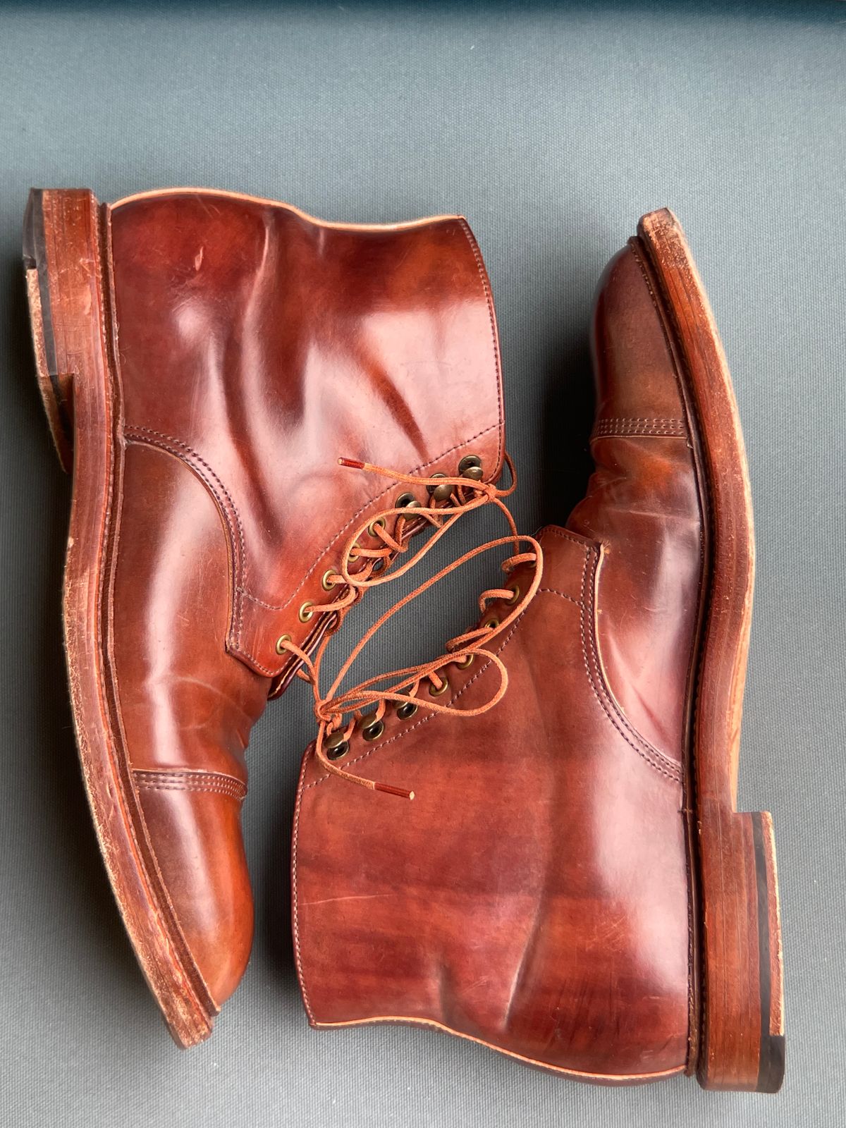 Photo by K_J_M_51 on January 2, 2023 of the Grant Stone Cap Toe Boot in Horween Marbled Color 8 Shell Cordovan.