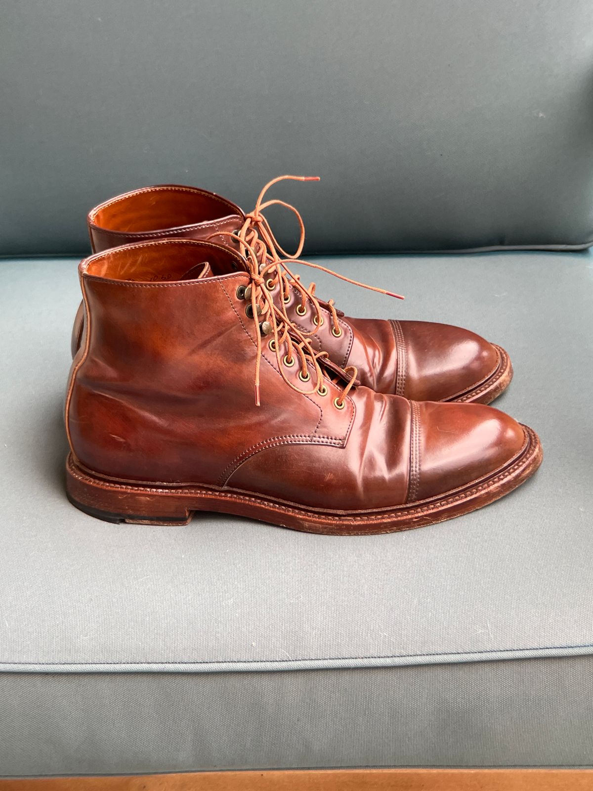 Photo by K_J_M_51 on January 2, 2023 of the Grant Stone Cap Toe Boot in Horween Marbled Color 8 Shell Cordovan.