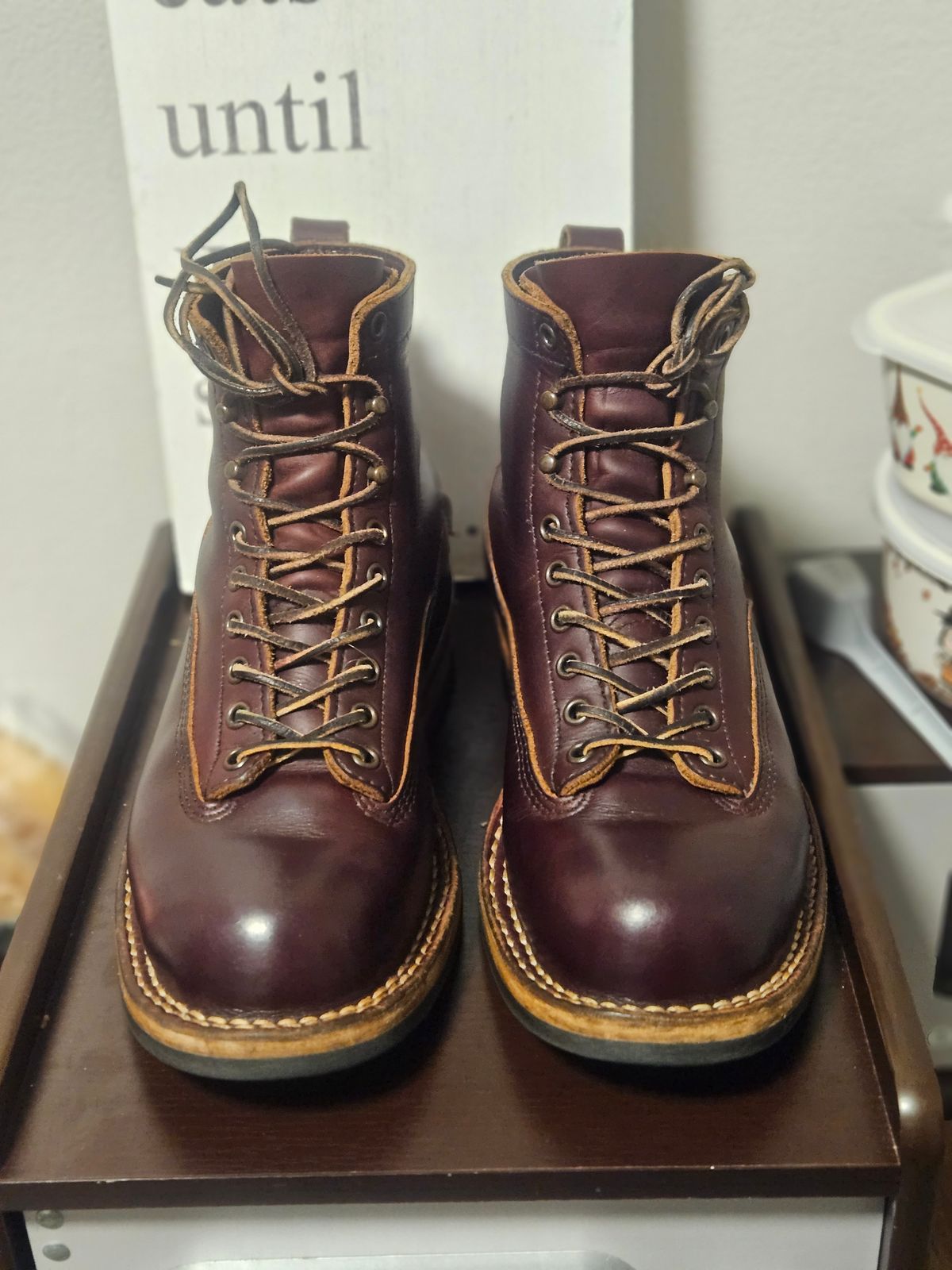 Photo by mr.himothy on January 5, 2024 of the White's 350 Cutter in Horween Burgundy Chromexcel.