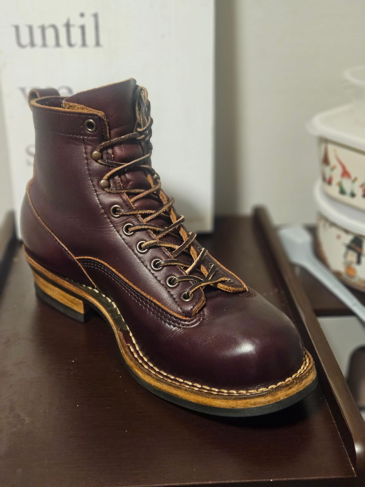Photo by mr.himothy on January 5, 2024 of the White's 350 Cutter in Horween Burgundy Chromexcel.