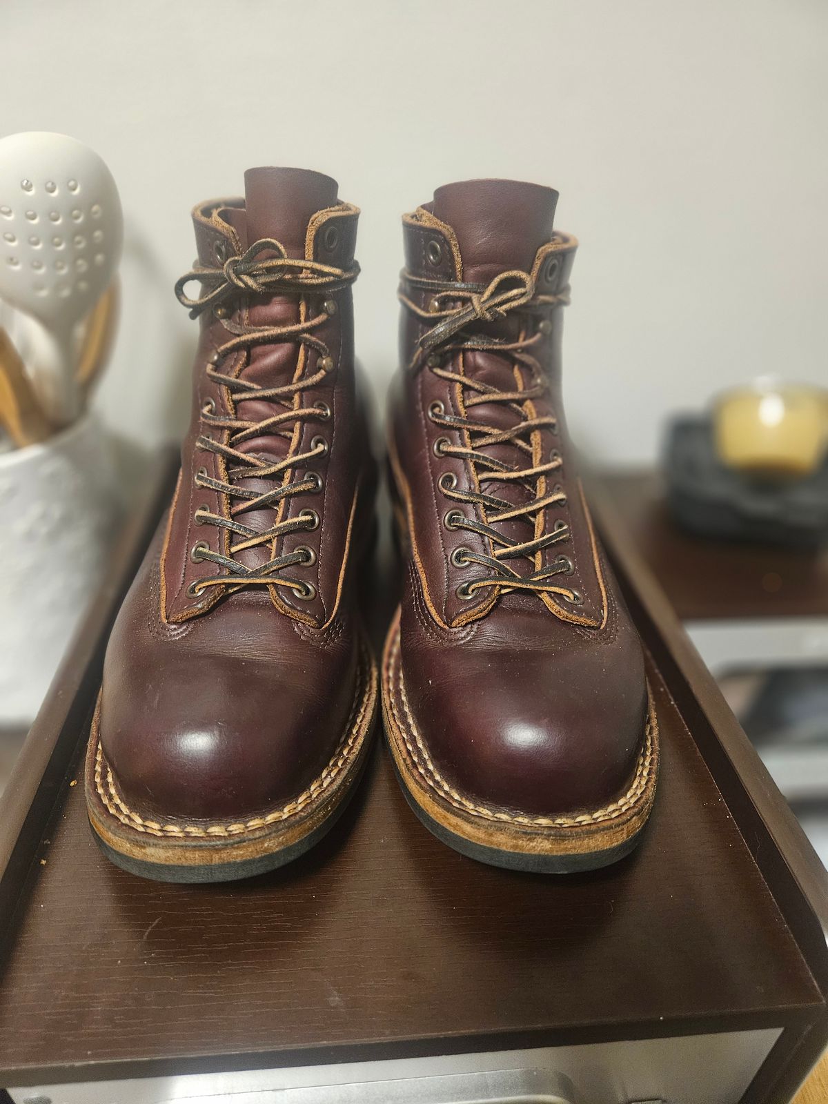 Photo by mr.himothy on February 5, 2024 of the White's 350 Cutter in Horween Burgundy Chromexcel.