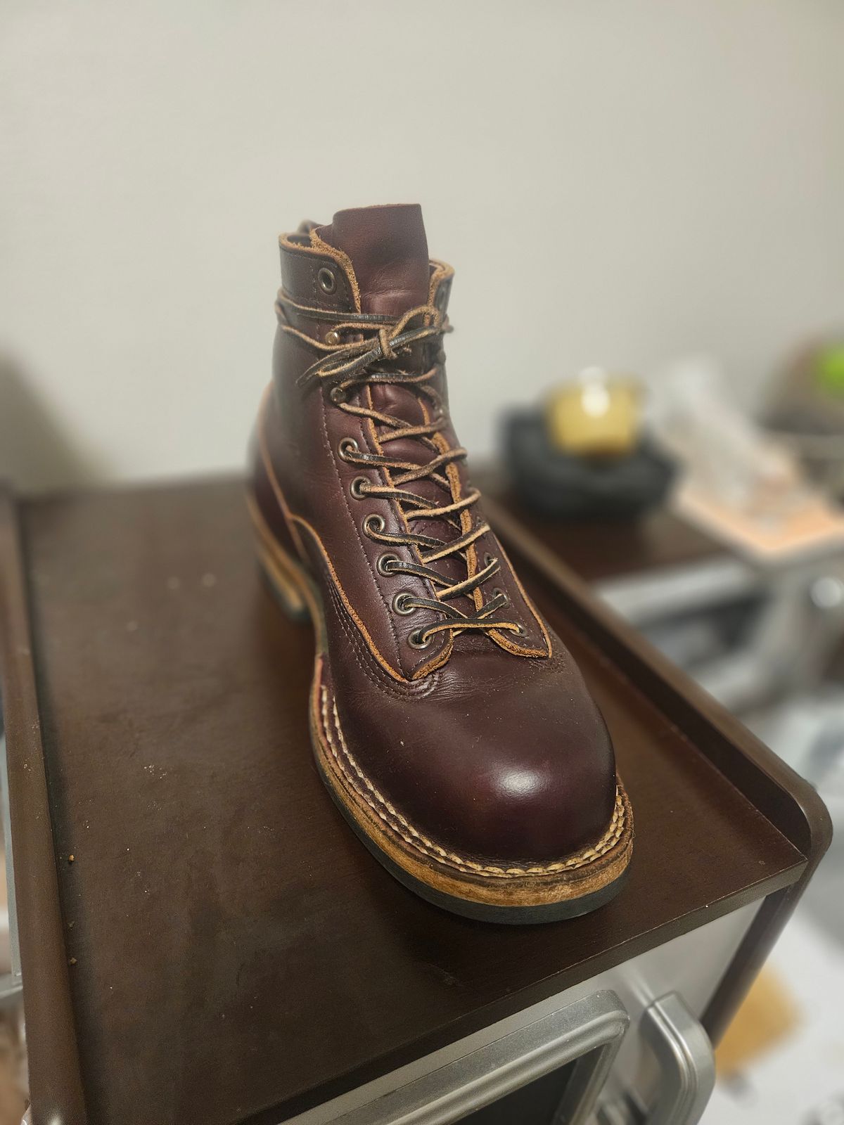 Photo by mr.himothy on February 5, 2024 of the White's 350 Cutter in Horween Burgundy Chromexcel.