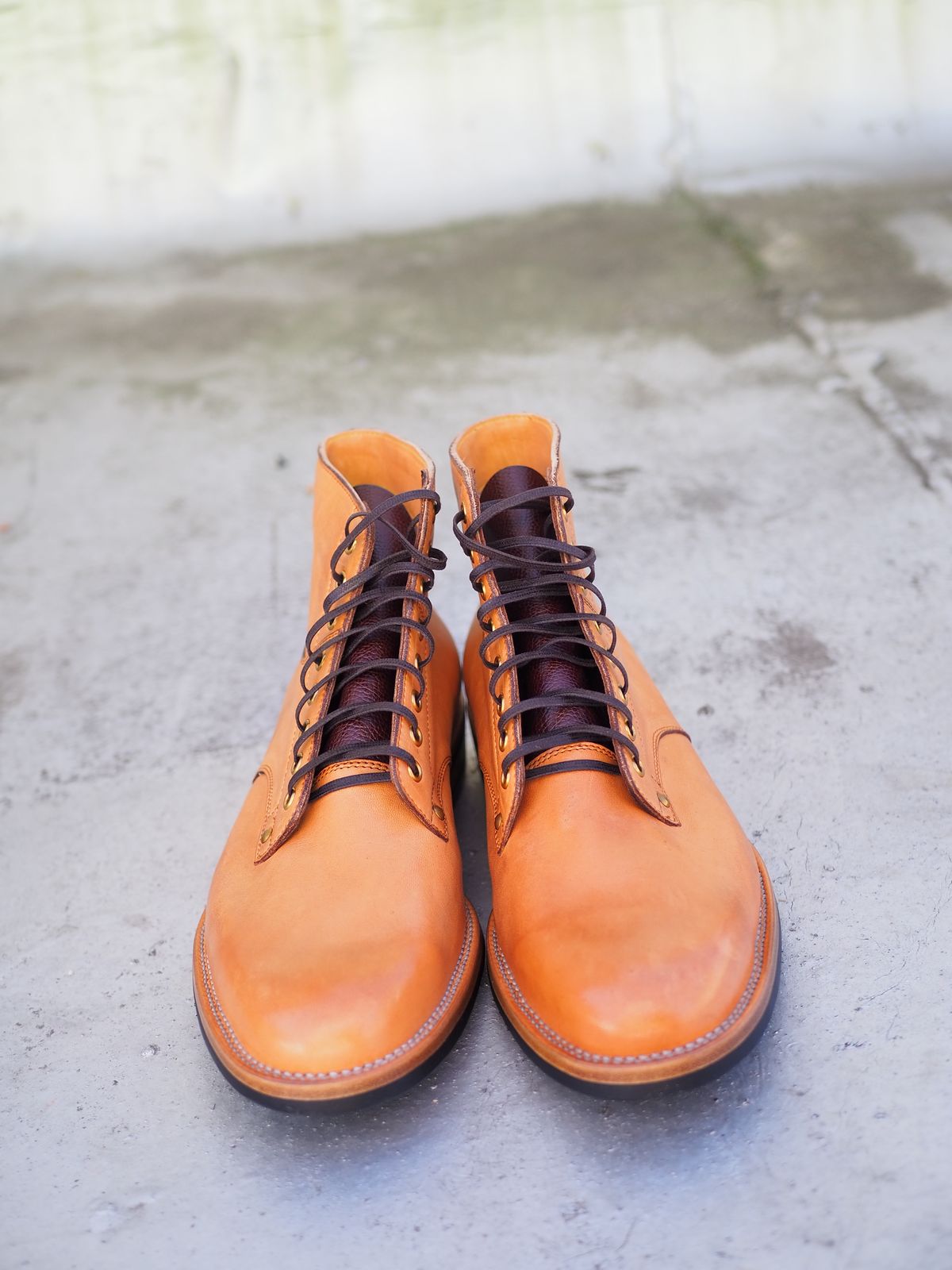 Photo by rolsay on November 8, 2022 of the Iron Boots x Østmo Type 1 in Maryam Natural Horsehide.