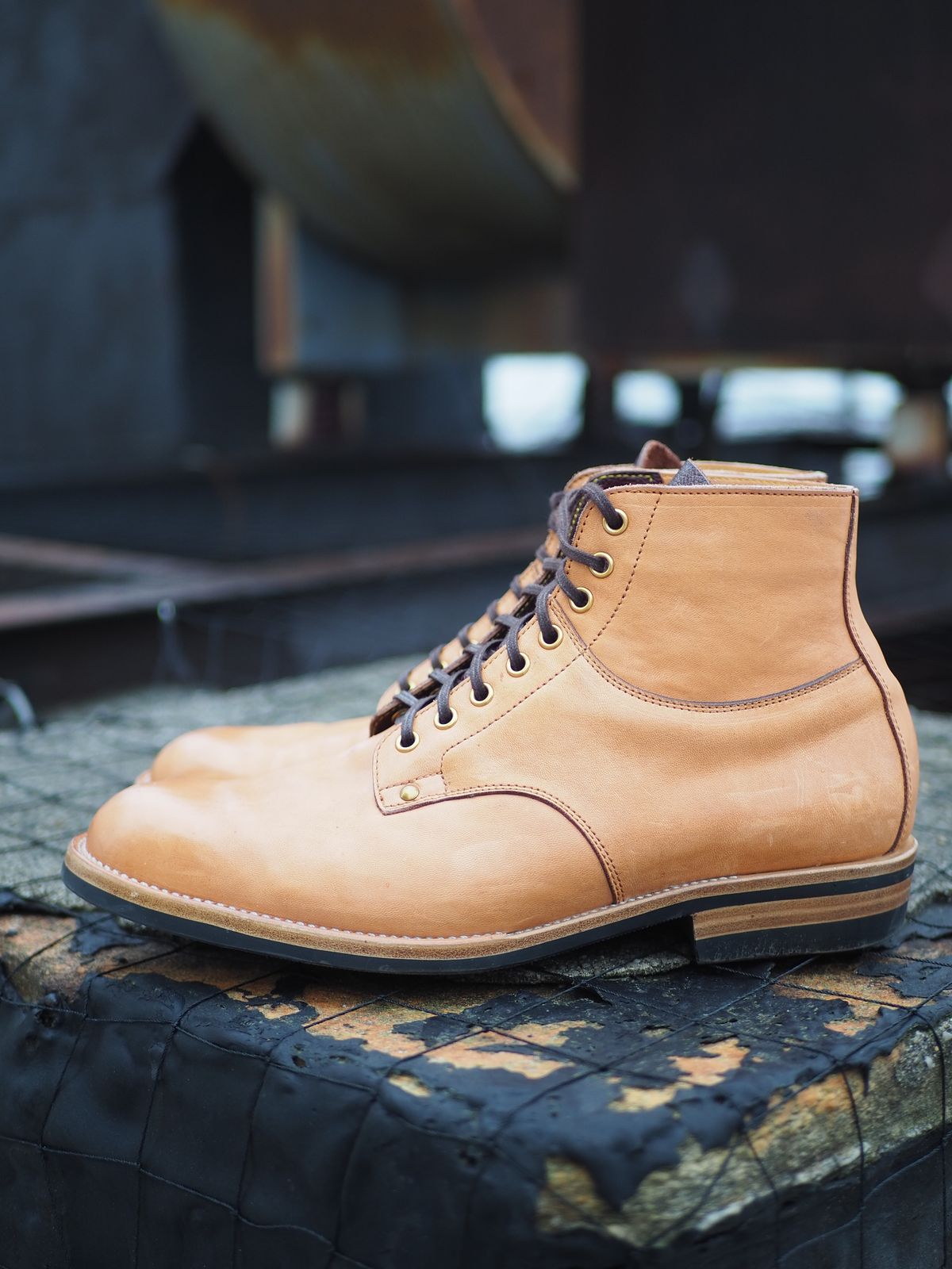 Photo by rolsay on January 3, 2023 of the Iron Boots x Østmo Type 1 in Maryam Natural Horsehide.