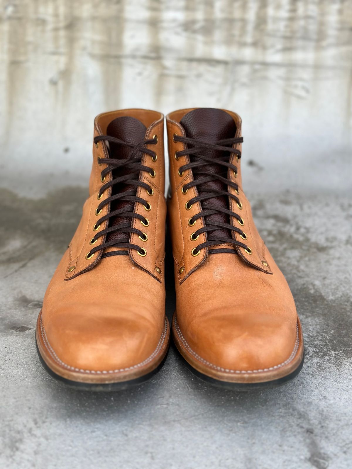 Photo by rolsay on February 5, 2023 of the Iron Boots x Østmo Type 1 in Maryam Natural Horsehide.