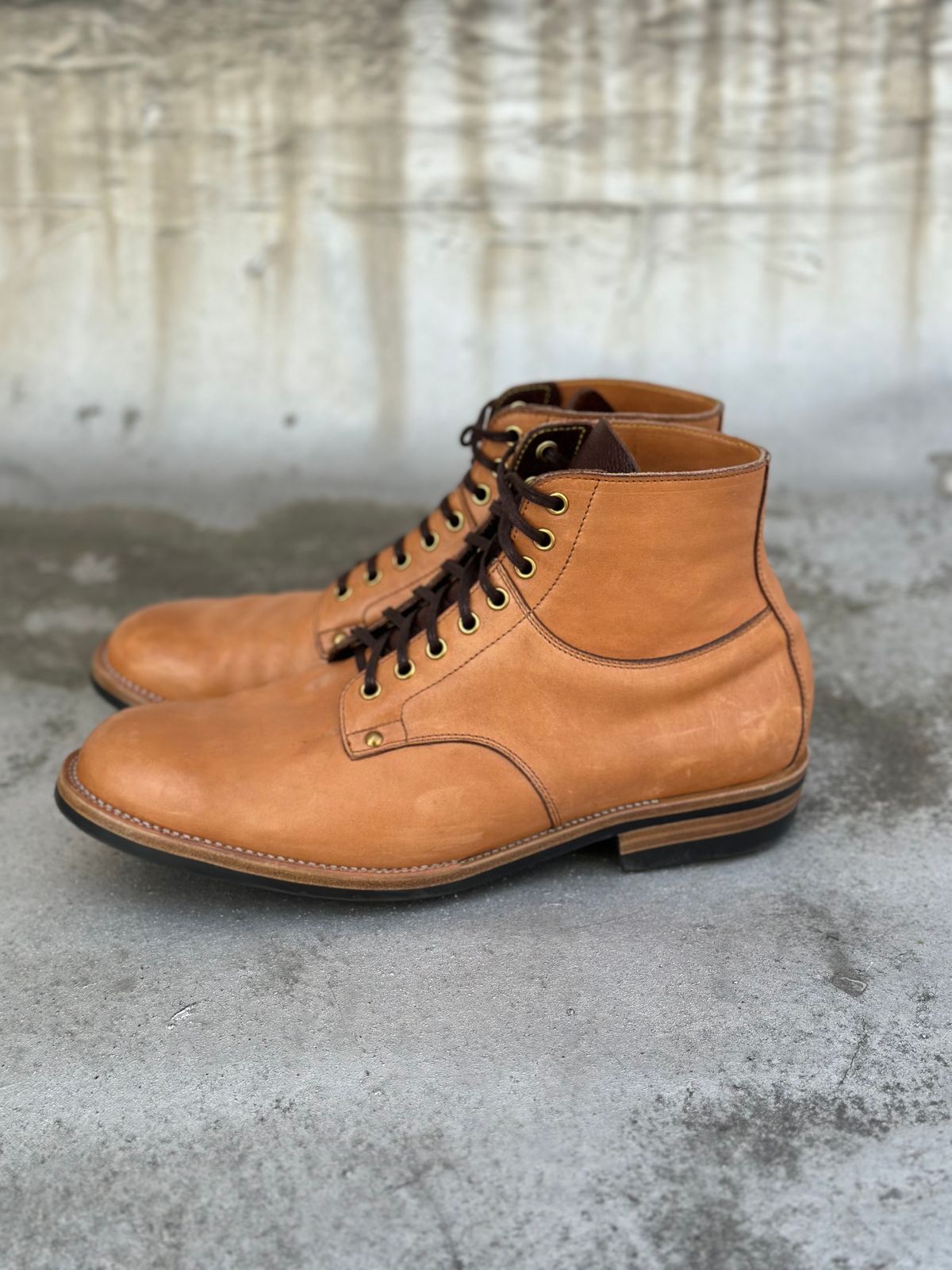 Photo by rolsay on February 5, 2023 of the Iron Boots x Østmo Type 1 in Maryam Natural Horsehide.
