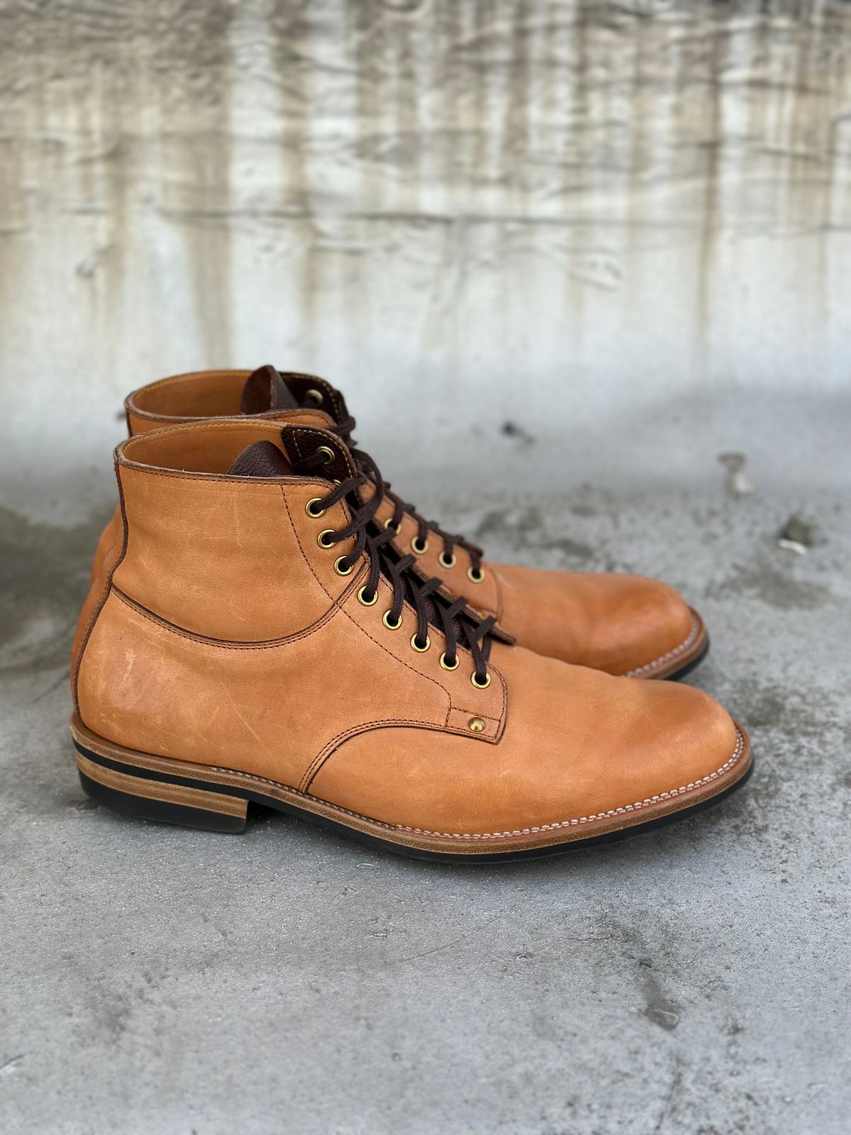 Photo by rolsay on February 5, 2023 of the Iron Boots x Østmo Type 1 in Maryam Natural Horsehide.
