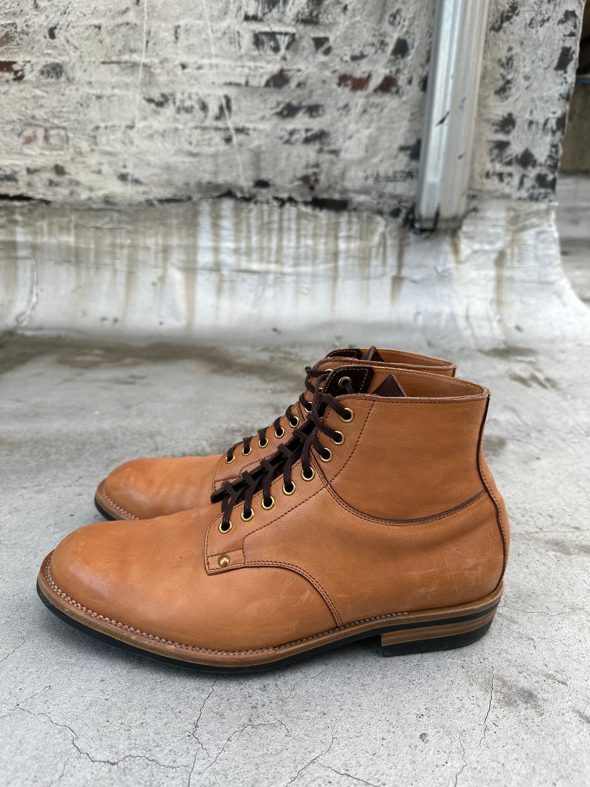 Photo by rolsay on March 5, 2023 of the Iron Boots x Østmo Type 1 in Maryam Natural Horsehide.