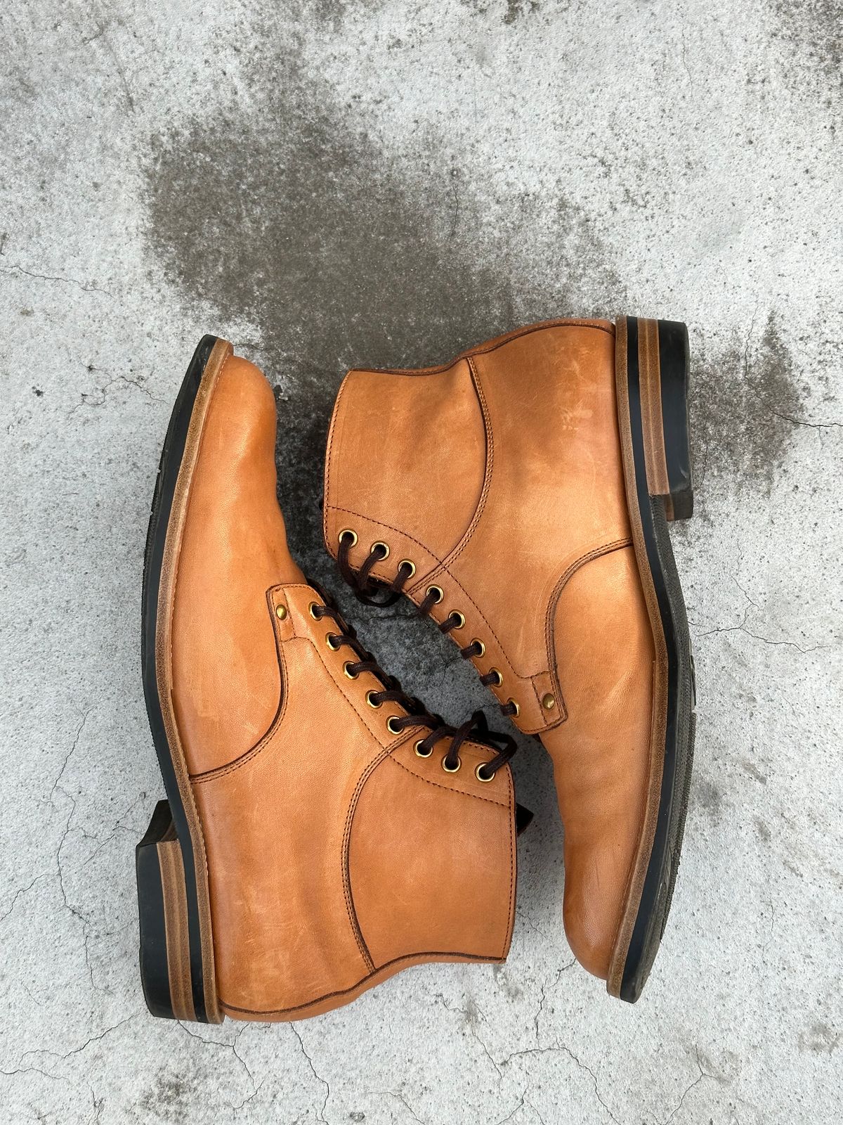 Photo by rolsay on March 5, 2023 of the Iron Boots x Østmo Type 1 in Maryam Natural Horsehide.