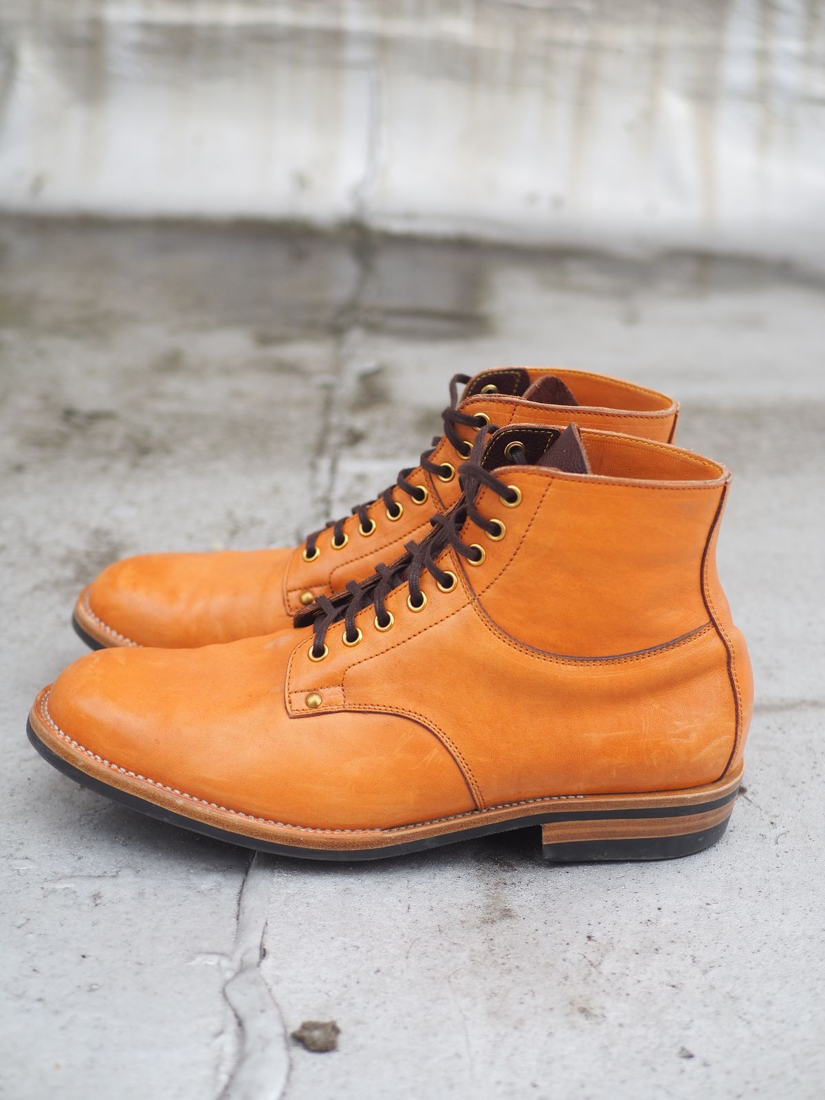 Photo by rolsay on April 5, 2023 of the Iron Boots x Østmo Type 1 in Maryam Natural Horsehide.