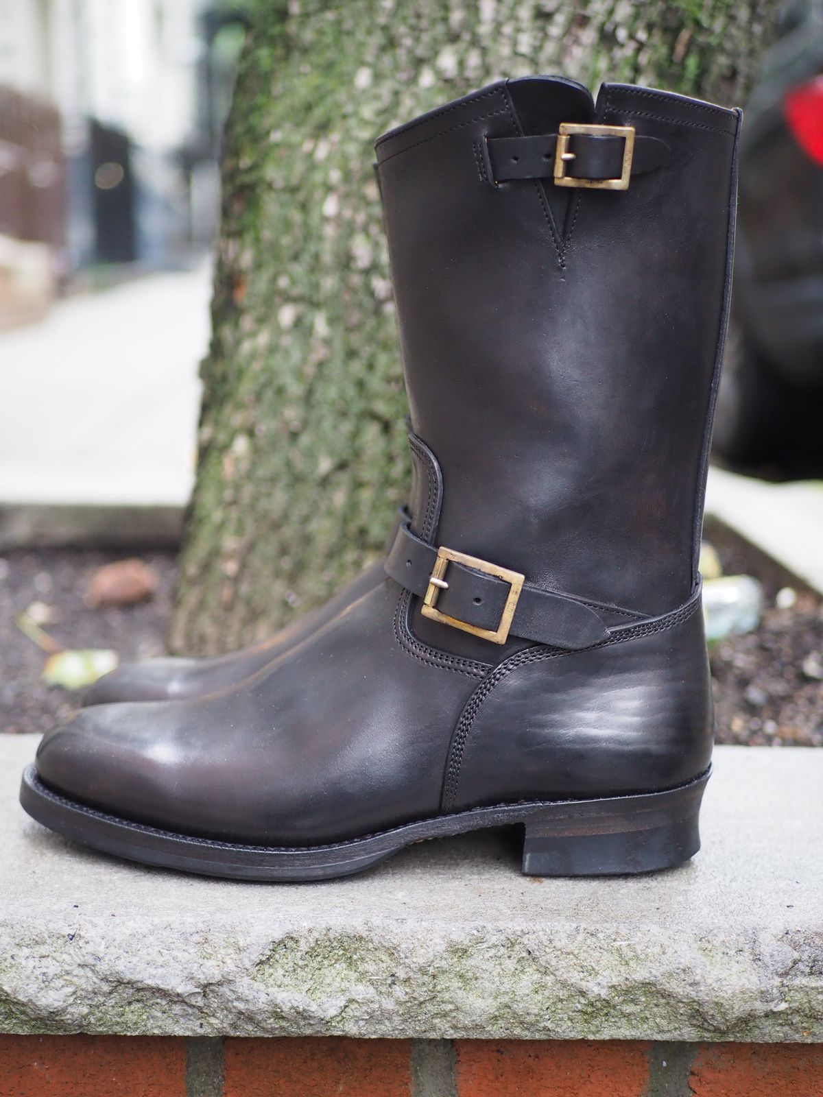 Photo by rolsay on October 1, 2022 of the Motor Engineer Boots in Black Hand-Dyed Italian Horsebutt.