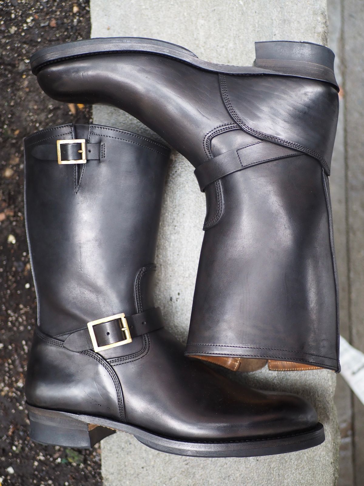 Photo by rolsay on October 1, 2022 of the Motor Engineer Boots in Black Hand-Dyed Italian Horsebutt.