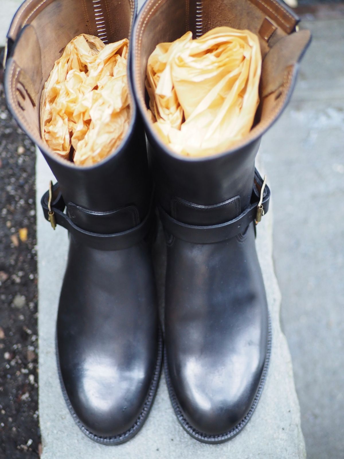 Photo by rolsay on October 1, 2022 of the Motor Engineer Boots in Black Hand-Dyed Italian Horsebutt.