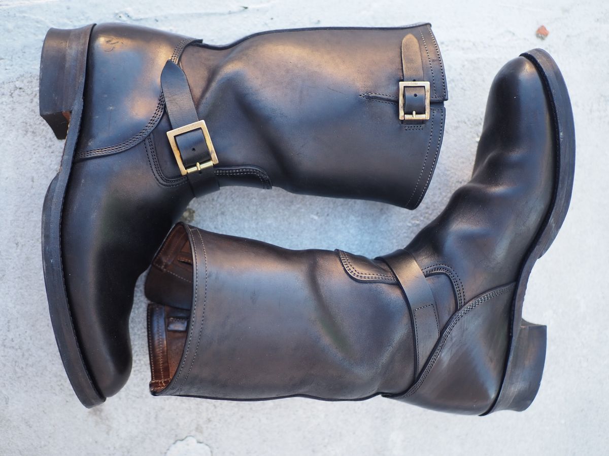 Photo by rolsay on December 5, 2022 of the Motor Engineer Boots in Black Hand-Dyed Italian Horsebutt.