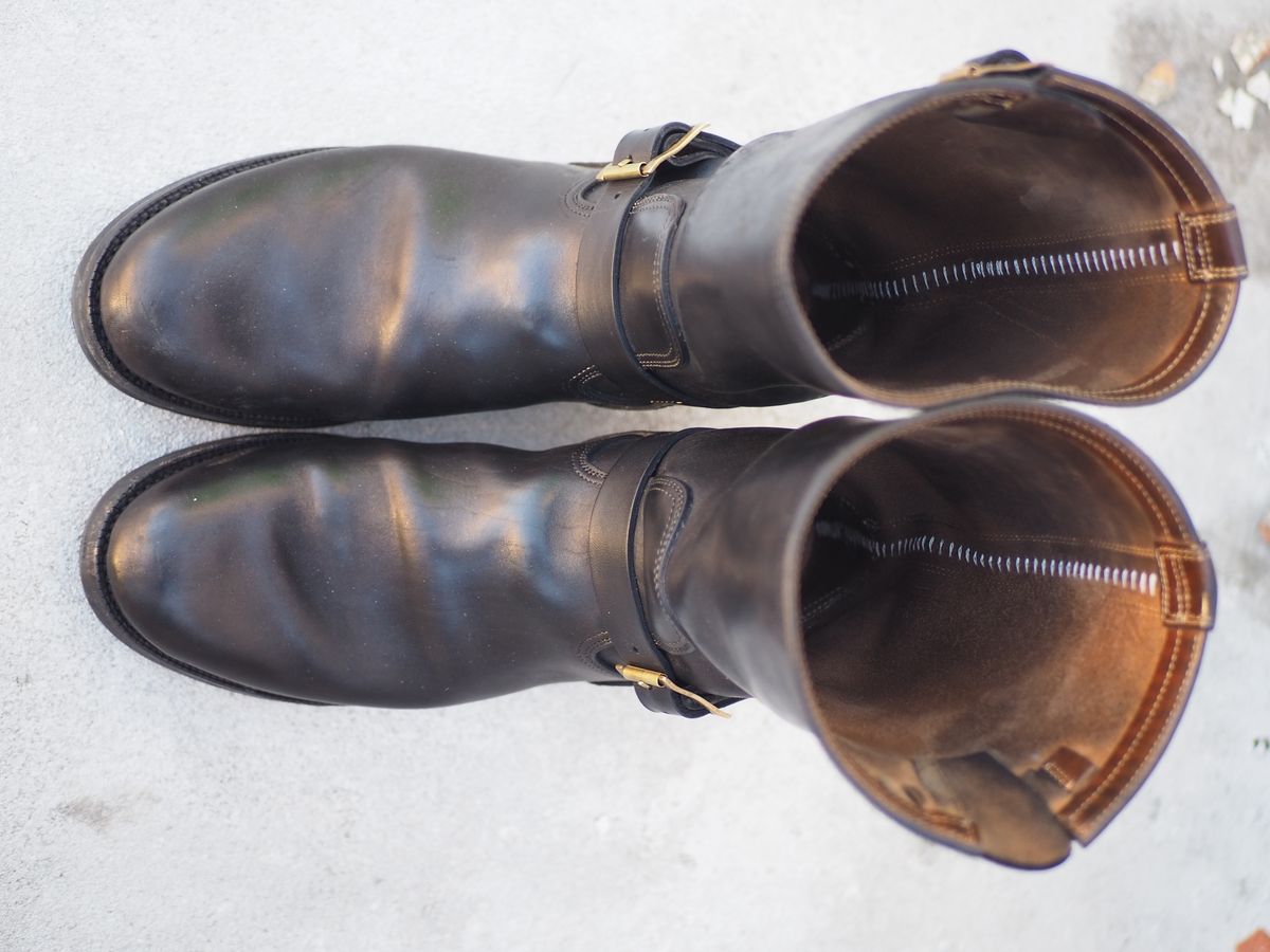 Photo by rolsay on December 5, 2022 of the Motor Engineer Boots in Black Hand-Dyed Italian Horsebutt.