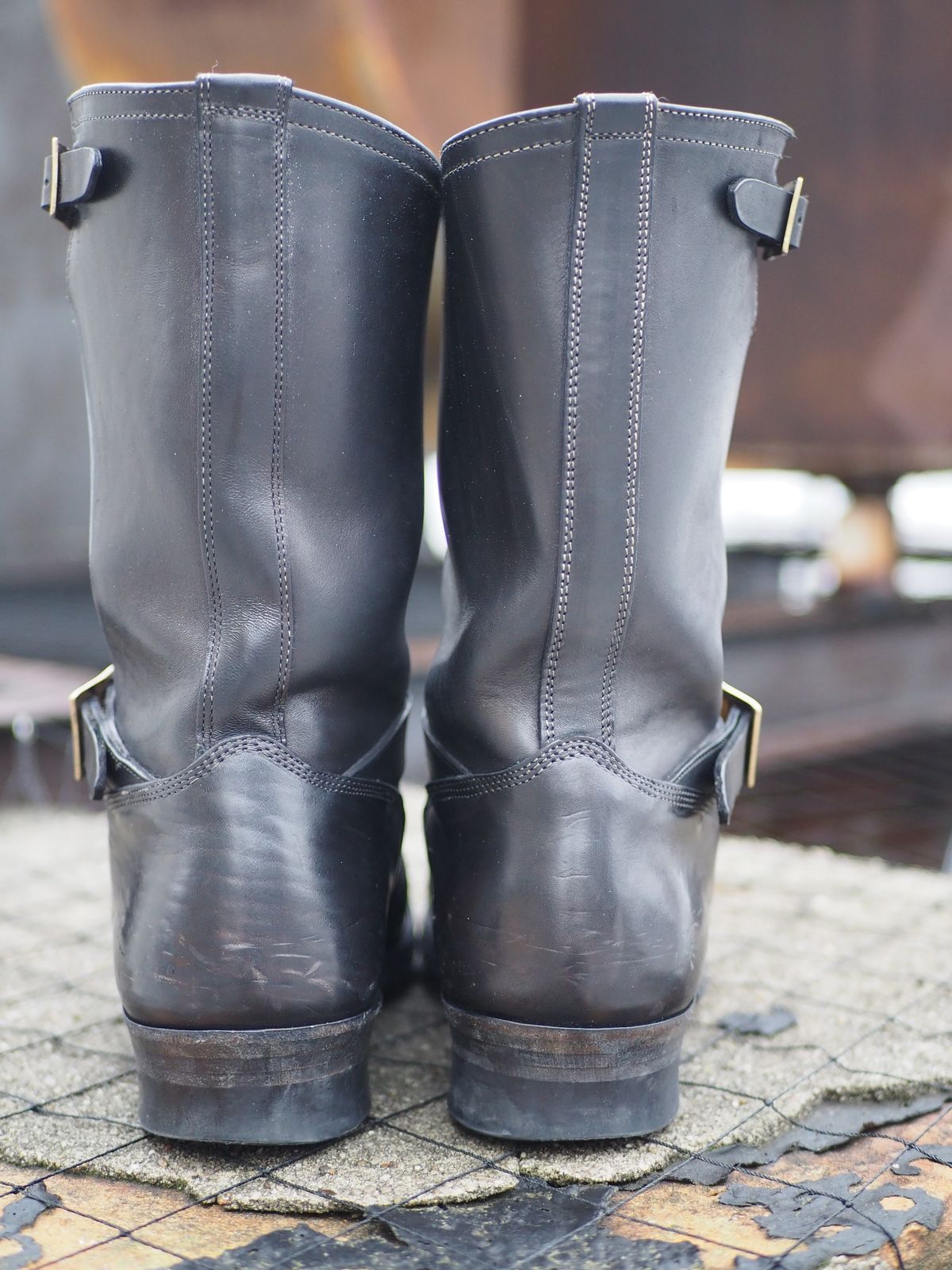 Photo by rolsay on January 3, 2023 of the Motor Engineer Boots in Black Hand-Dyed Italian Horsebutt.