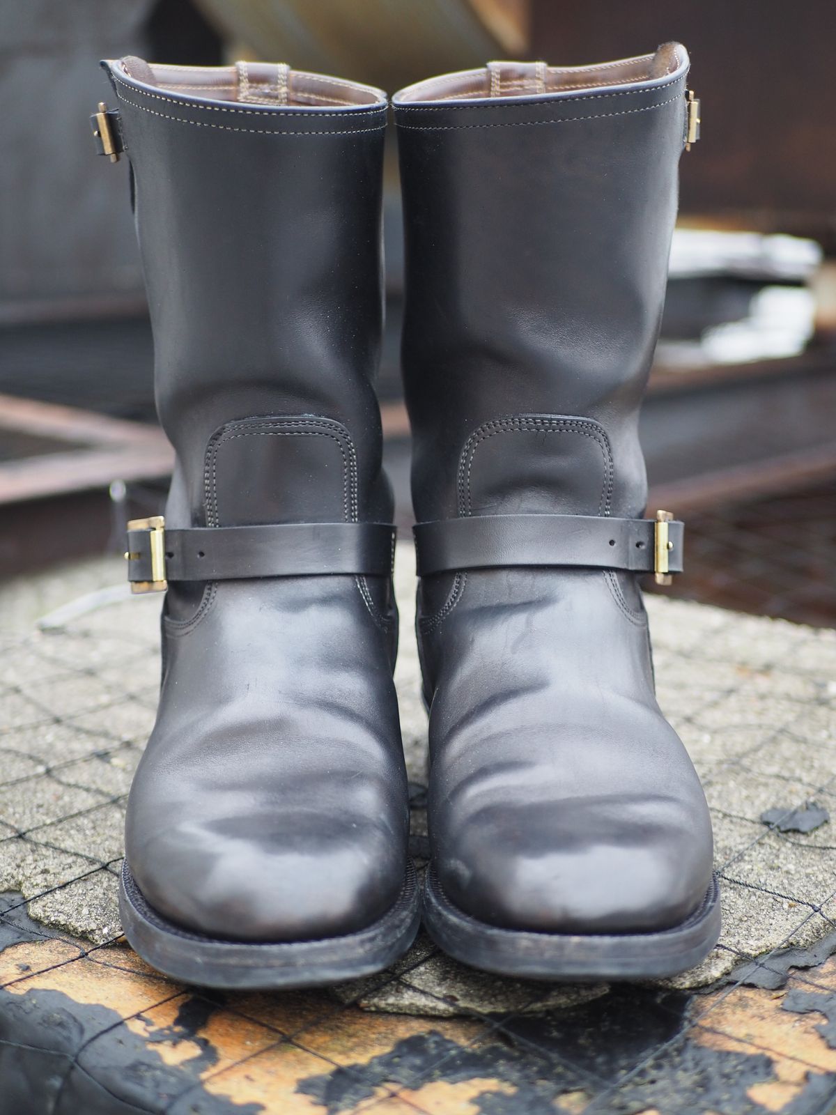 Photo by rolsay on January 3, 2023 of the Motor Engineer Boots in Black Hand-Dyed Italian Horsebutt.