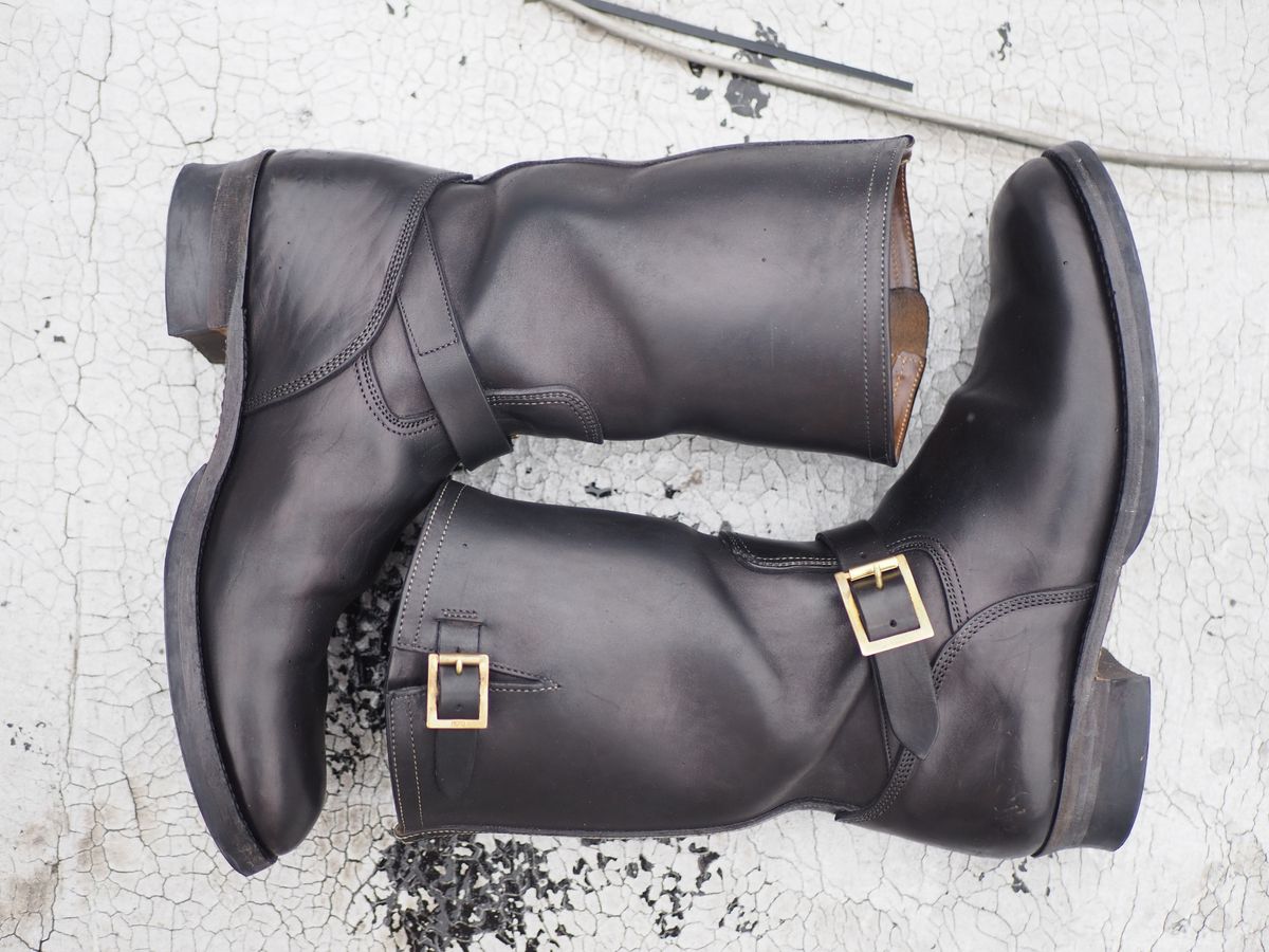 Photo by rolsay on January 3, 2023 of the Motor Engineer Boots in Black Hand-Dyed Italian Horsebutt.