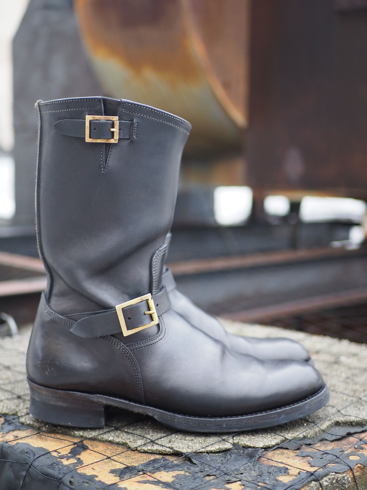 Photo by rolsay on January 3, 2023 of the Motor Engineer Boots in Black Hand-Dyed Italian Horsebutt.