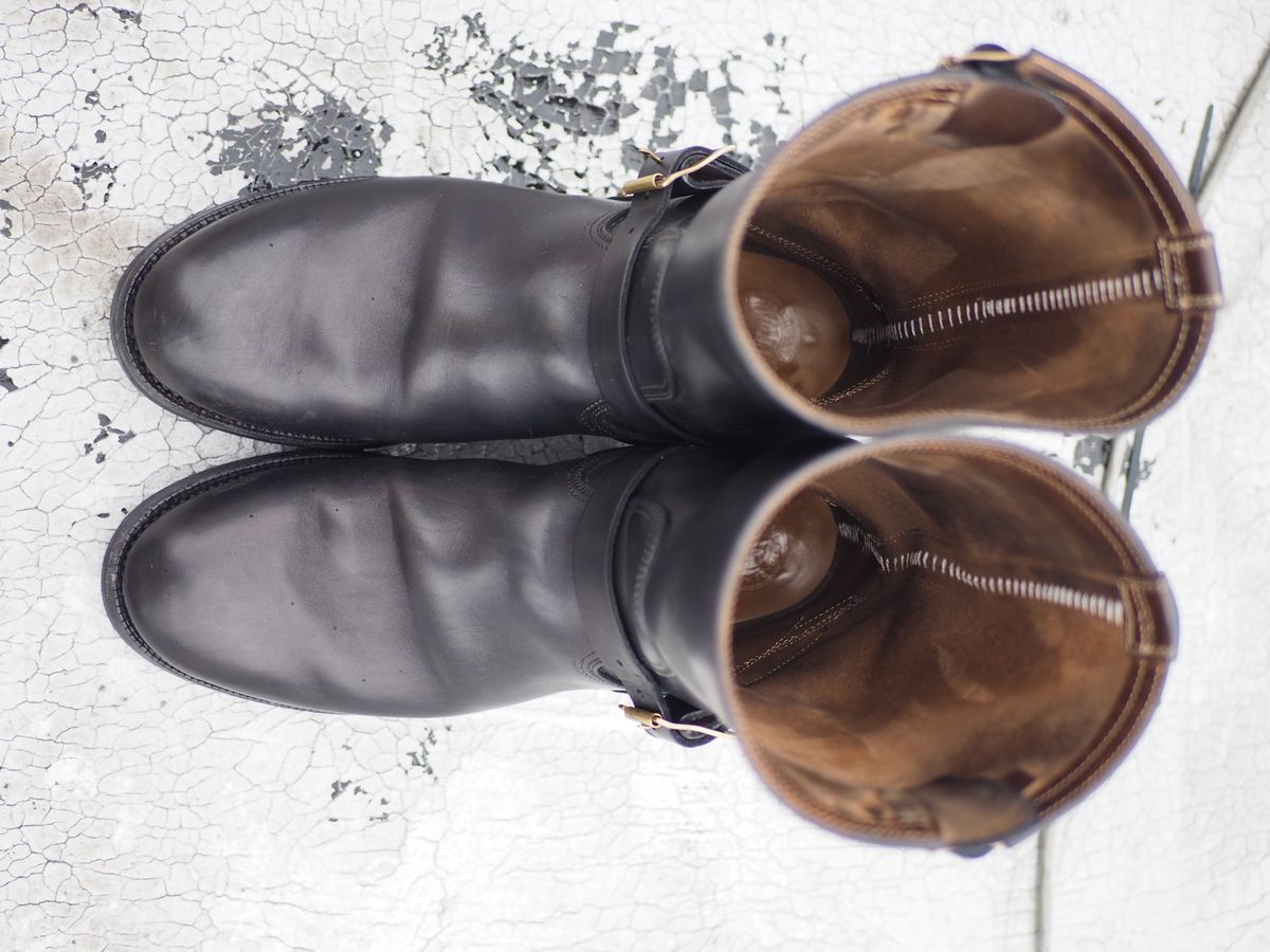 Photo by rolsay on January 3, 2023 of the Motor Engineer Boots in Black Hand-Dyed Italian Horsebutt.