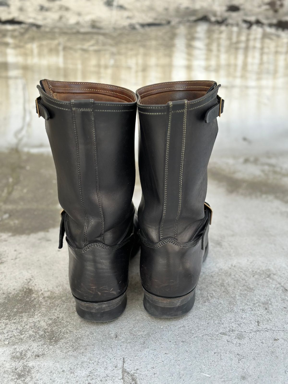 Photo by rolsay on February 5, 2023 of the Motor Engineer Boots in Black Hand-Dyed Italian Horsebutt.