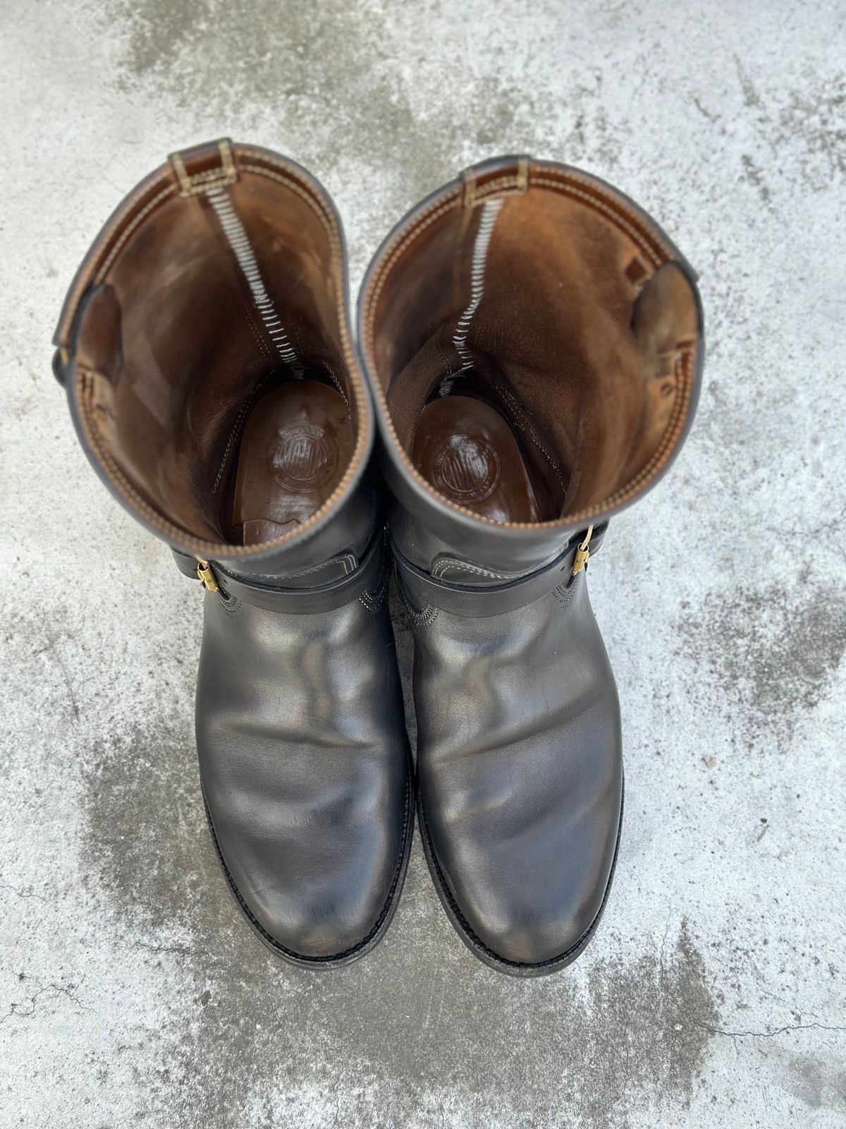 Photo by rolsay on February 5, 2023 of the Motor Engineer Boots in Black Hand-Dyed Italian Horsebutt.