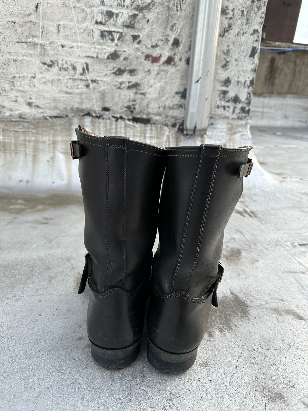 Photo by rolsay on March 5, 2023 of the Motor Engineer Boots in Black Hand-Dyed Italian Horsebutt.