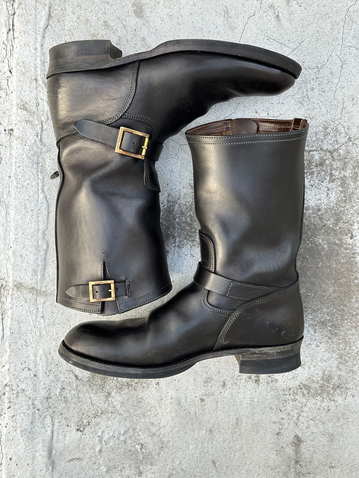 Photo by rolsay on March 5, 2023 of the Motor Engineer Boots in Black Hand-Dyed Italian Horsebutt.