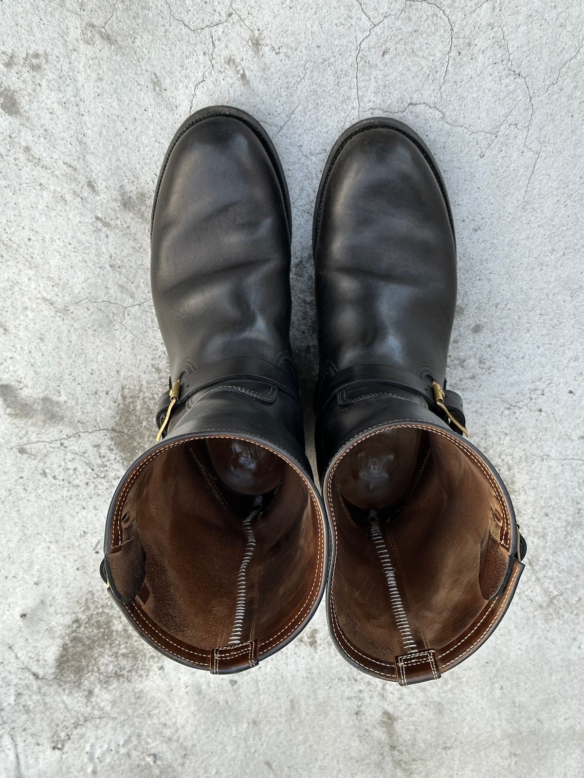 Photo by rolsay on March 5, 2023 of the Motor Engineer Boots in Black Hand-Dyed Italian Horsebutt.
