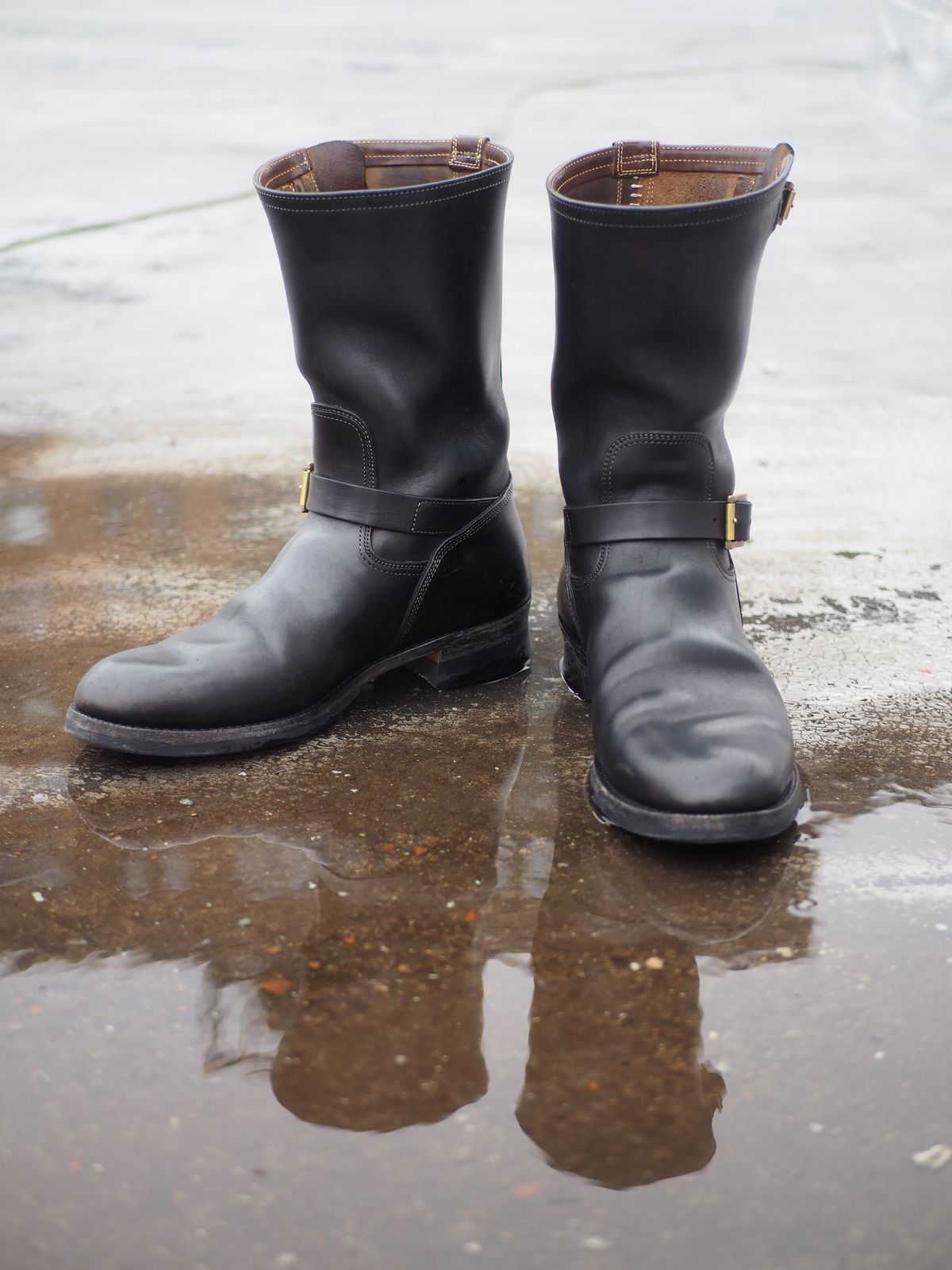 Photo by rolsay on April 5, 2023 of the Motor Engineer Boots in Black Hand-Dyed Italian Horsebutt.