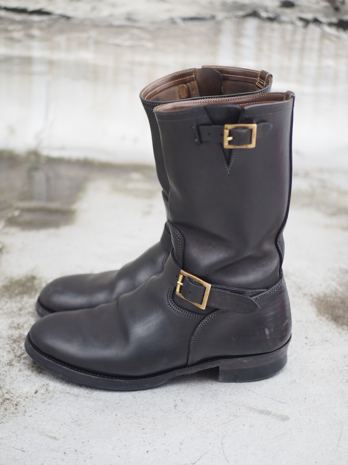 Photo by rolsay on April 5, 2023 of the Motor Engineer Boots in Black Hand-Dyed Italian Horsebutt.