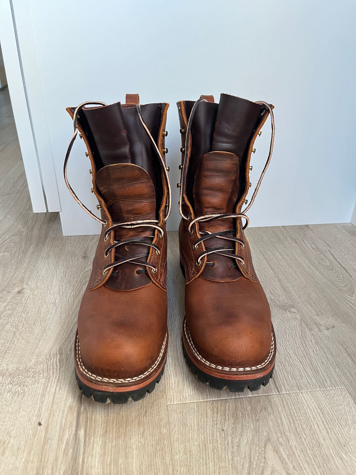 Photo by Qltyboots on November 1, 2024 of the Nicks Overlander in Horween Orange Predator.