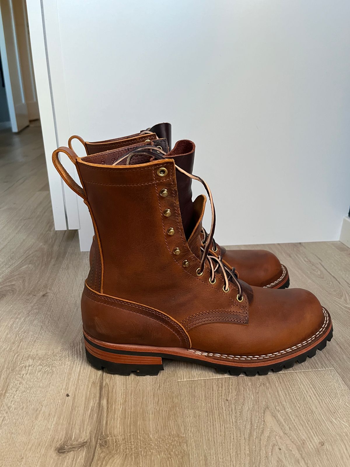 Photo by Qltyboots on November 1, 2024 of the Nicks Overlander in Horween Orange Predator.