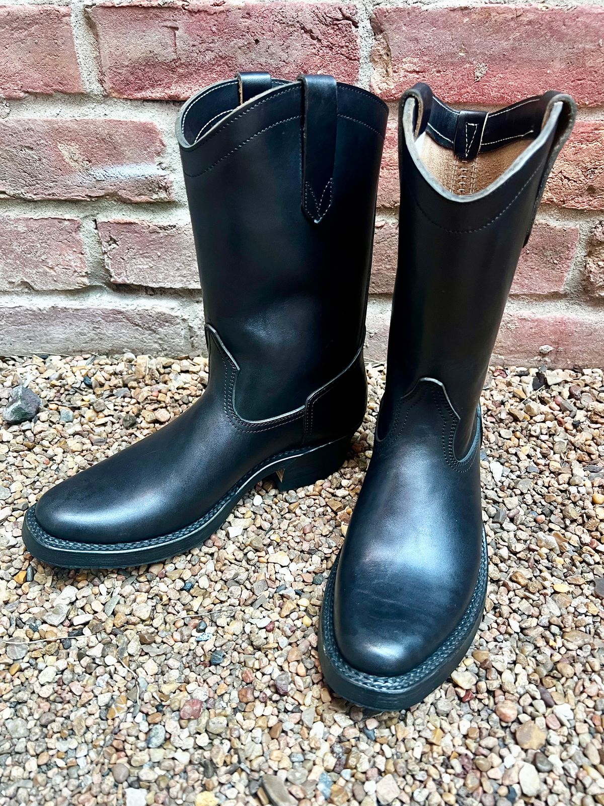 Photo by central209 on November 5, 2025 of the Rolling Dub Trio Loro Western Boot in Black Horse Butt #1010.