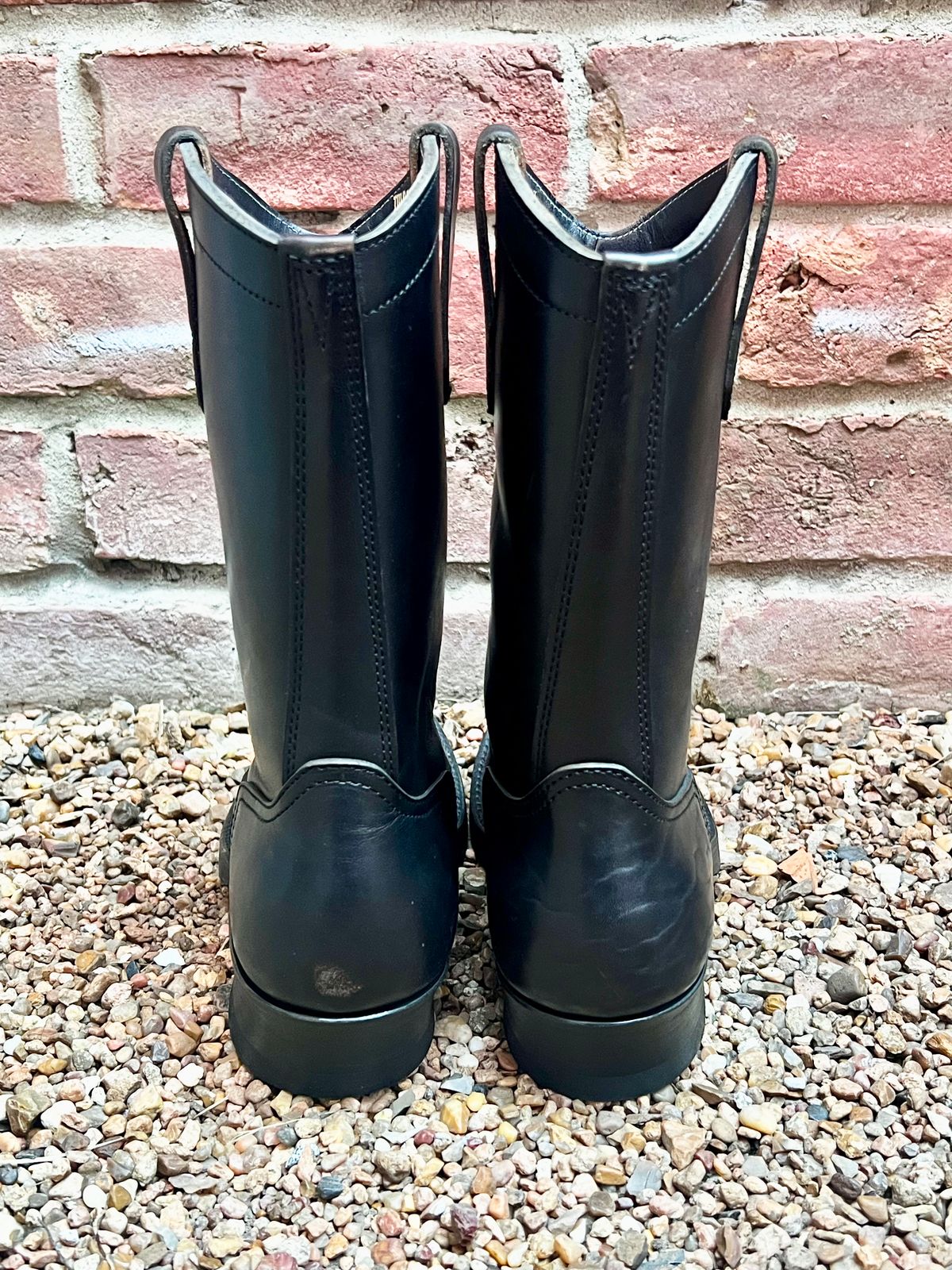 Photo by central209 on November 5, 2025 of the Rolling Dub Trio Loro Western Boot in Black Horse Butt #1010.