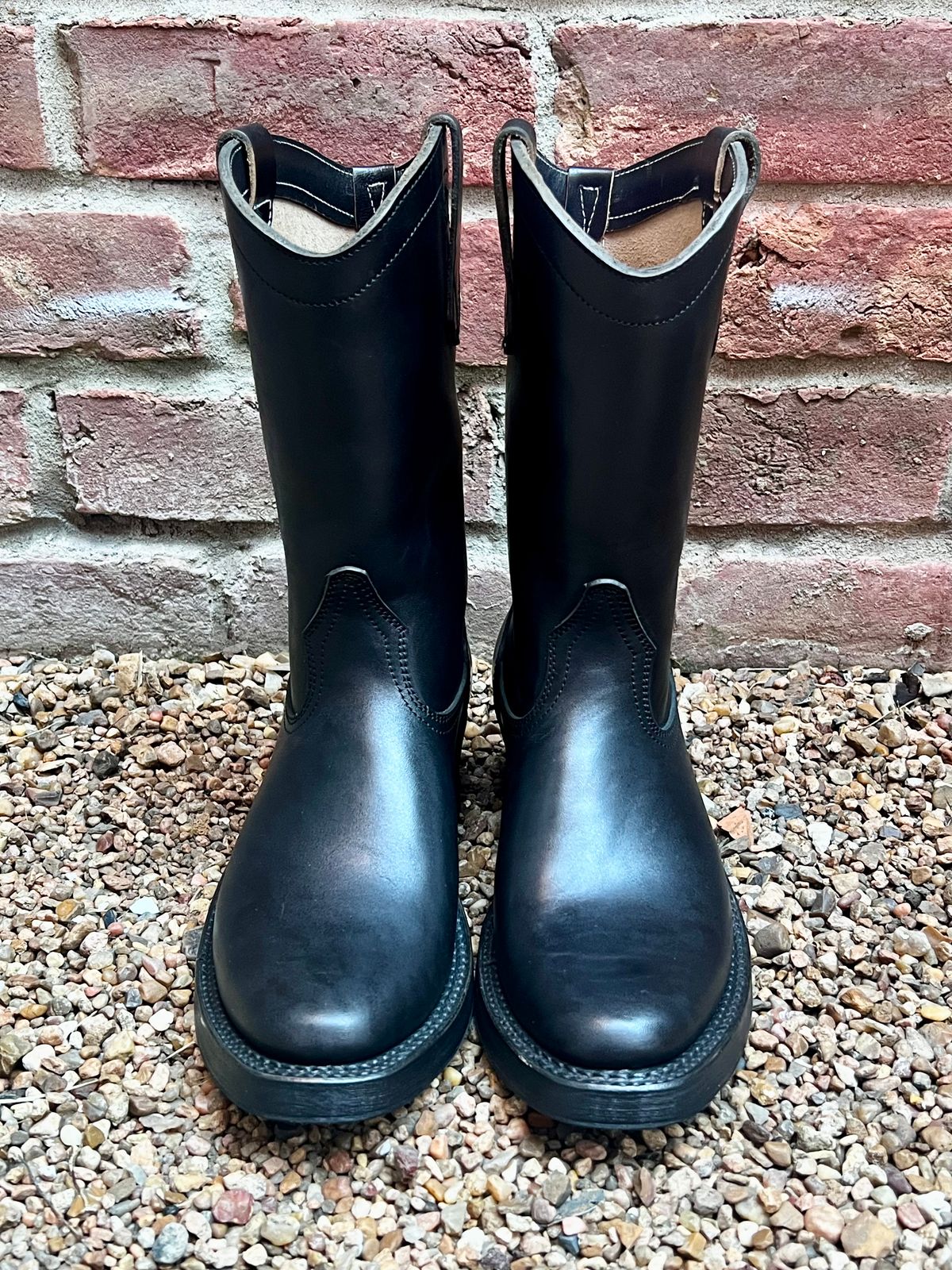 Photo by central209 on November 5, 2025 of the Rolling Dub Trio Loro Western Boot in Black Horse Butt #1010.