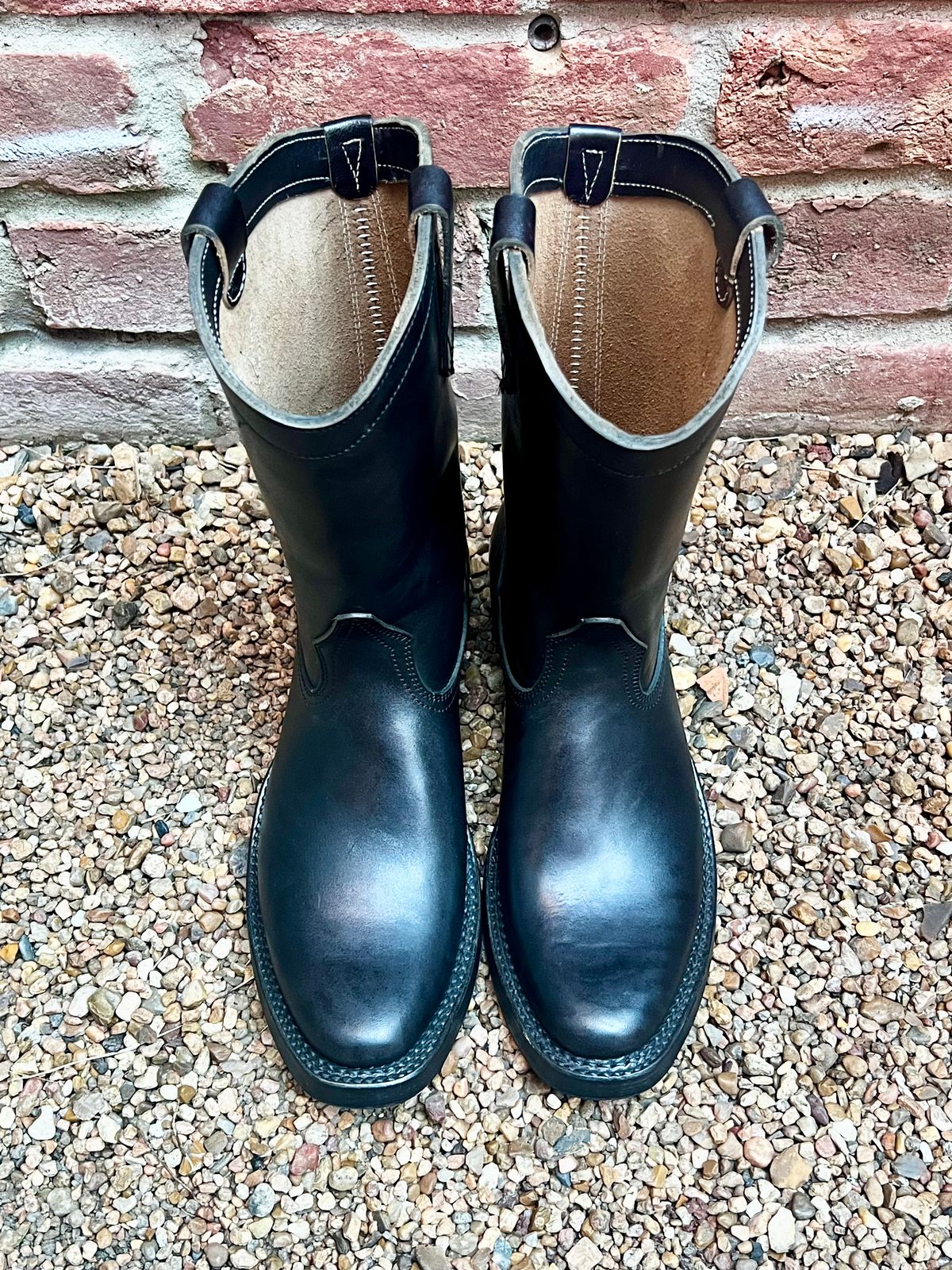 Photo by central209 on November 5, 2025 of the Rolling Dub Trio Loro Western Boot in Black Horse Butt #1010.