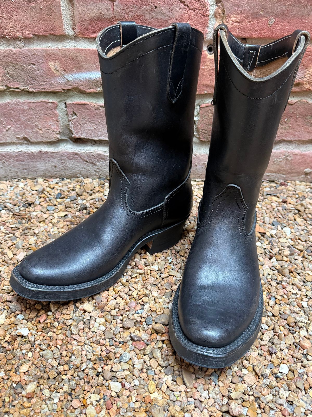 Photo by central209 on December 5, 2025 of the Rolling Dub Trio Loro Western Boot in Black Horse Butt #1010.