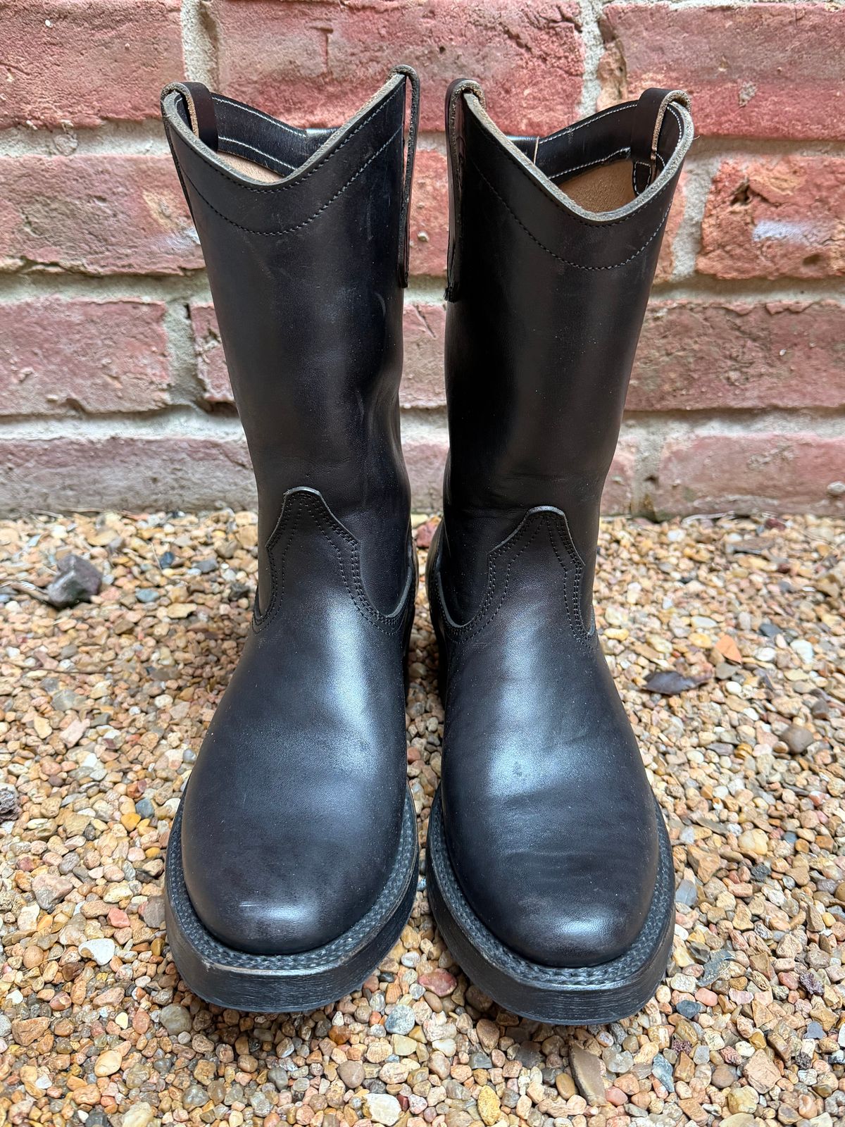 Photo by central209 on December 5, 2025 of the Rolling Dub Trio Loro Western Boot in Black Horse Butt #1010.